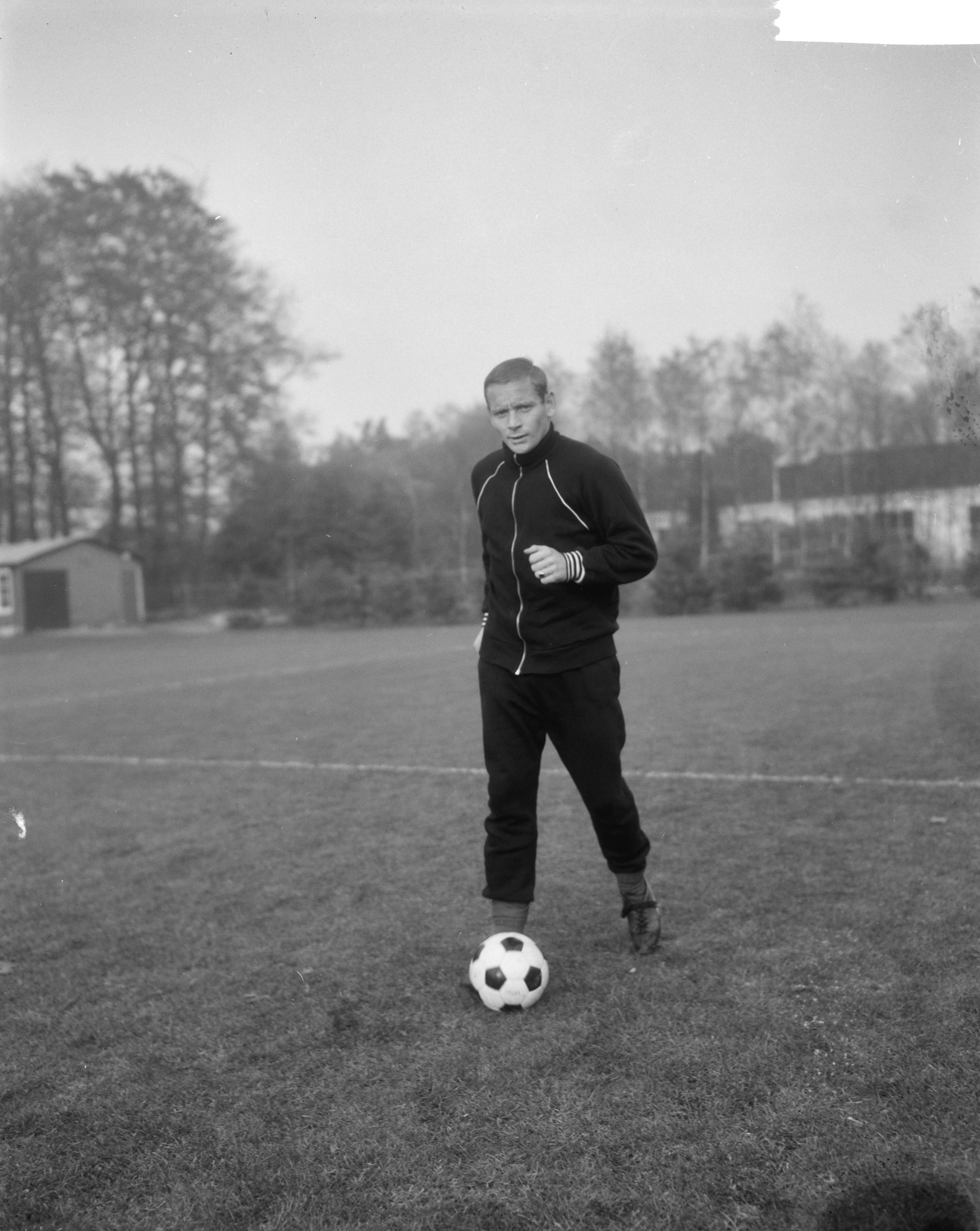 Training van het Nederlands elftal — Piet Fransen tijdens de training — Foto: Bilsen, Joop van / Anefo. Licentie: Set B: Rechtenvrij / Publiek Domein. Bron: Nationaal Archief. http://hdl.handle.net/10648/aaccba3e-d0b4-102d-bcf8-003048976d84