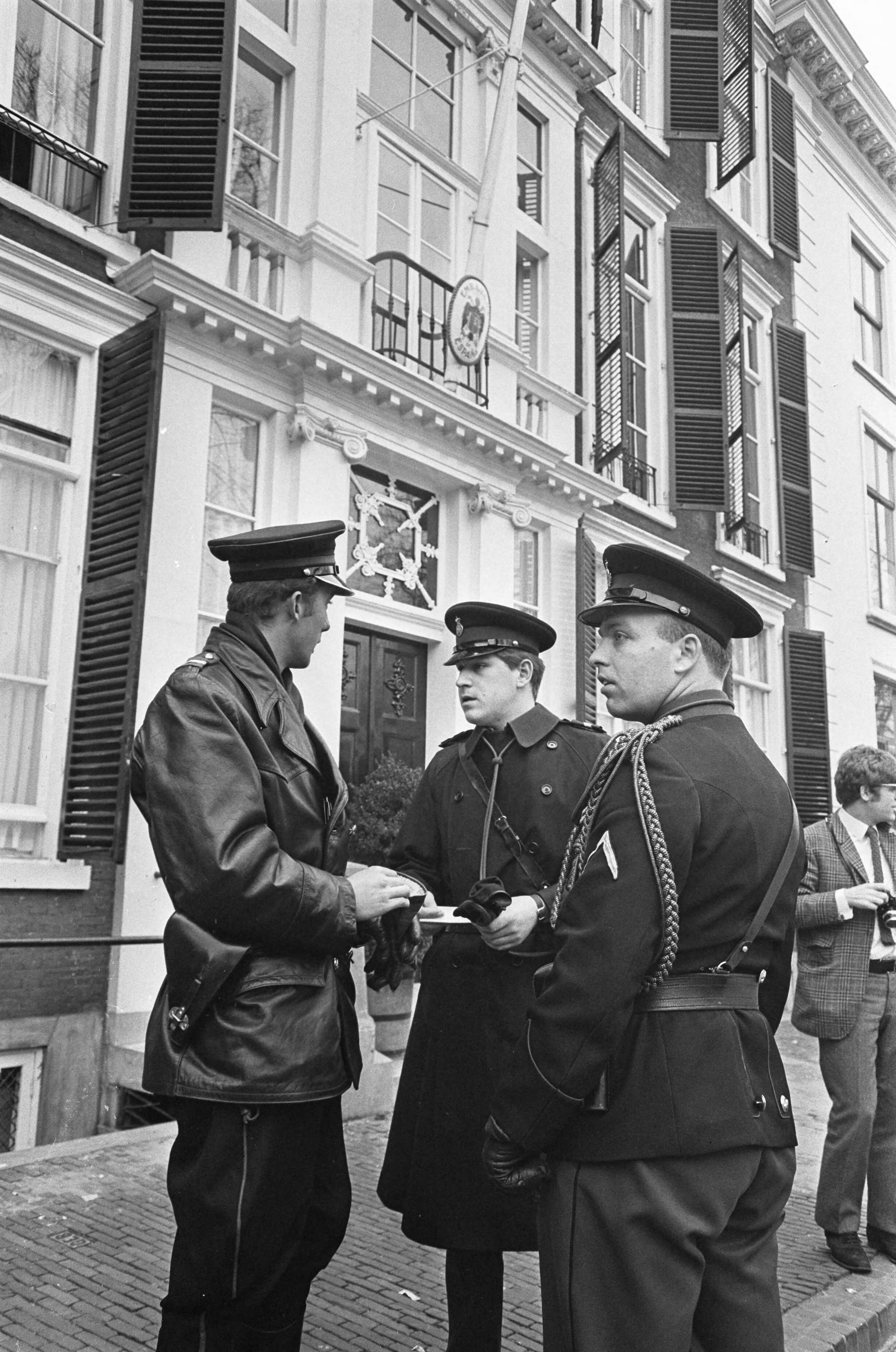 Fotocollectie Anefo — Bewaking ambassades in Den Haag overgenomen door marechaussee. Bij de Spaanse ambassade de consignes ontvangen — Foto: Kroon, Ron / Anefo. Licentie: Set B: Rechtenvrij / Publiek Domein. Bron: Nationaal Archief. http://hdl.handle.net/10648/ab38871e-d0b4-102d-bcf8-003048976d84
