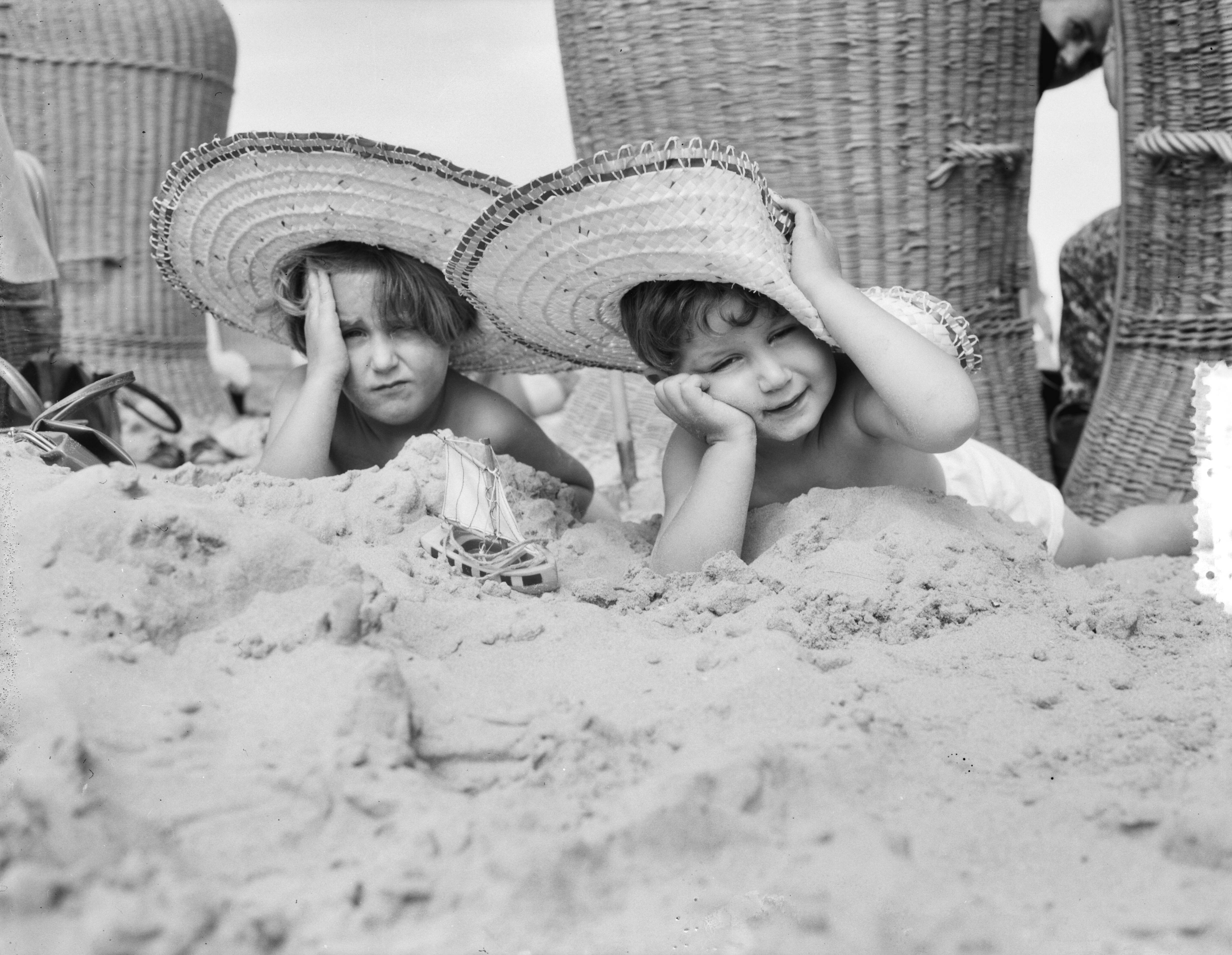 Fotocollectie Anefo — Strandplaatjes Scheveningen. Kinderen met zonnehoeden — Foto: Consenheim, Wim / Anefo. Licentie: Set B: Rechtenvrij / Publiek Domein. Bron: Nationaal Archief. http://hdl.handle.net/10648/a8fe4f24-d0b4-102d-bcf8-003048976d84