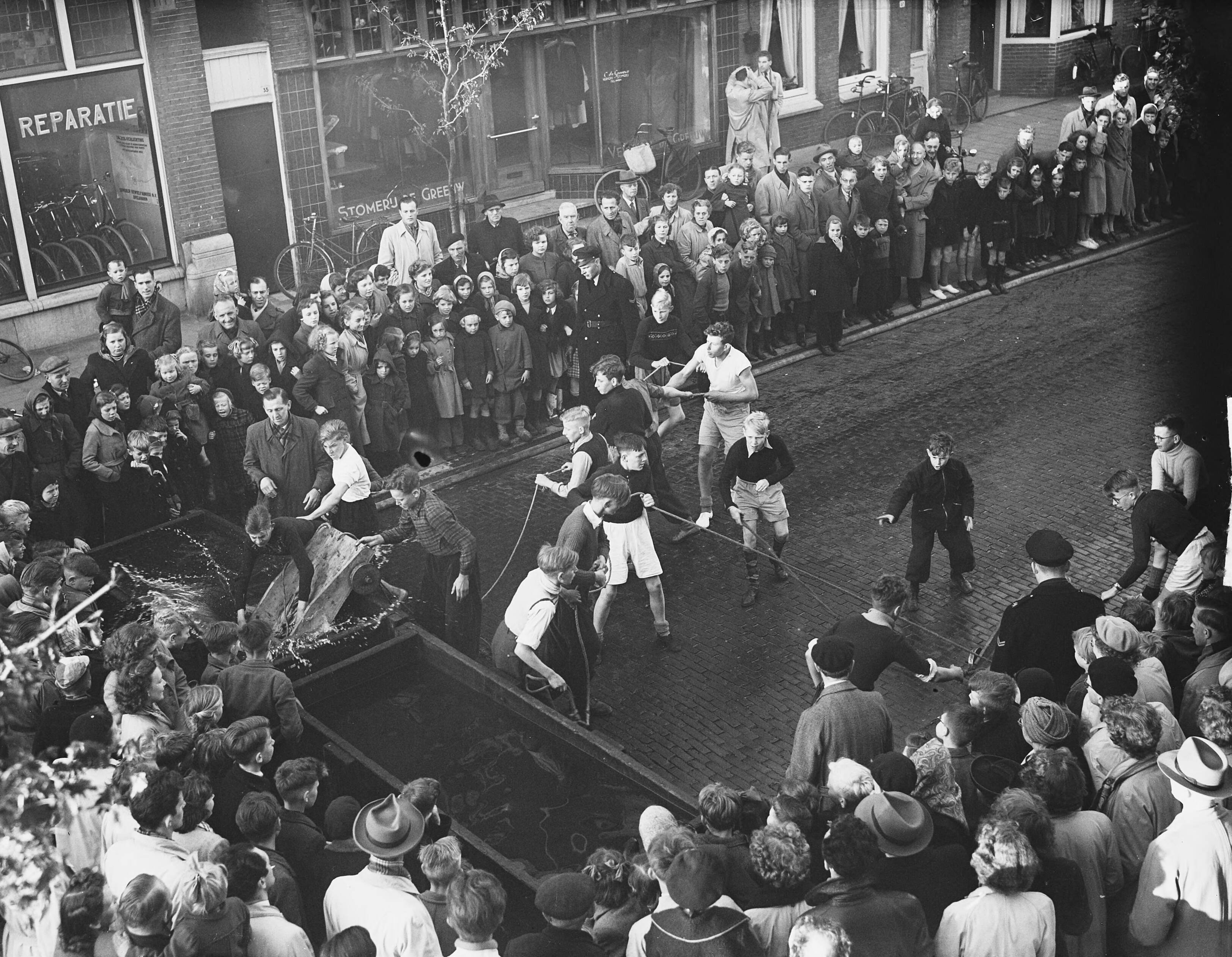Fotocollectie Anefo — Wagentjes rijden op Luilak in Zaandam — Foto: Vogel, Carel L. de / Anefo. Licentie: Set B: Rechtenvrij / Publiek Domein. Bron: Nationaal Archief. http://hdl.handle.net/10648/a8ea0ac8-d0b4-102d-bcf8-003048976d84