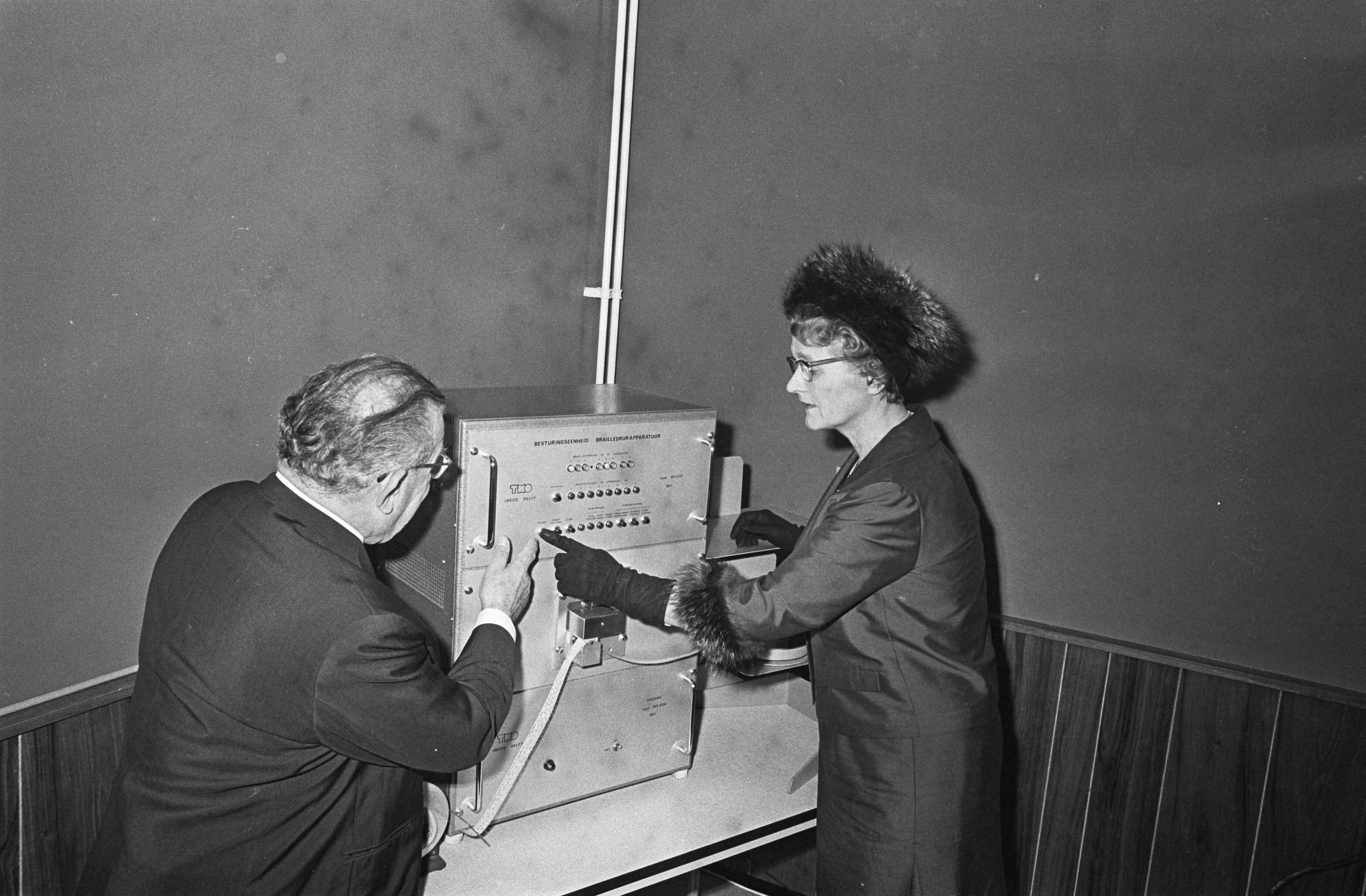 Fotocollectie Anefo — Minister Klompe braille drukmachine in Nederlandse Blindenbibliotheek in gebruik gesteld te Den Haag . Links dhr. J. C. W. Ouderksenwijngaard / — Foto: Koch, Eric / Anefo. Licentie: Set B: Rechtenvrij / Publiek Domein. Bron: Nationaal Archief. http://hdl.handle.net/10648/ab3bcba4-d0b4-102d-bcf8-003048976d84