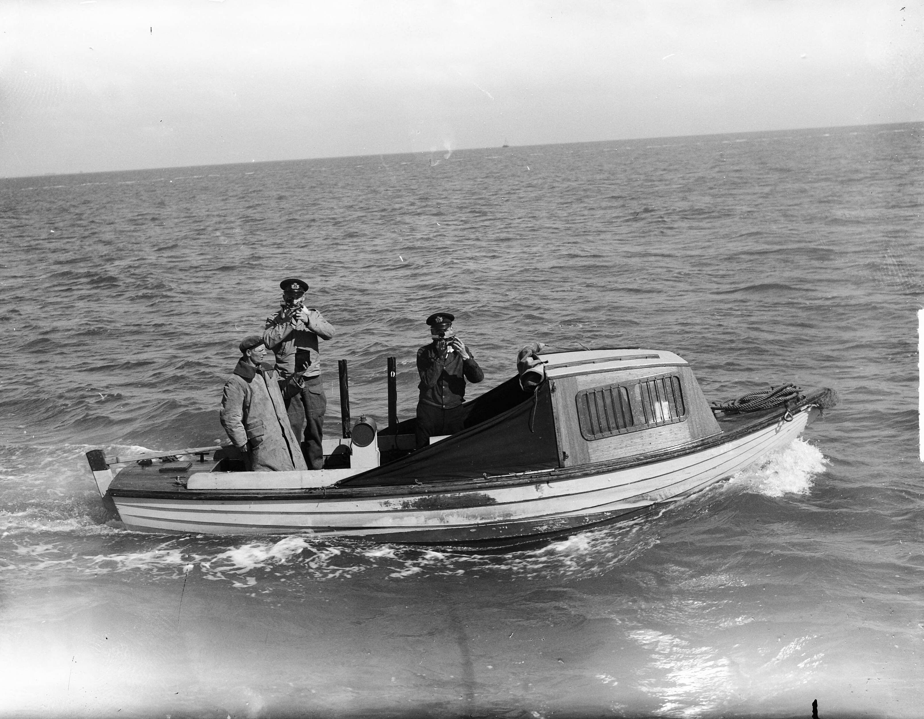 Fotocollectie Anefo — Tocht met de "Zeefakkel" vanuit Zoutkamp — Foto: Merk, Ben / Anefo. Licentie: Set B: Rechtenvrij / Publiek Domein. Bron: Nationaal Archief. http://hdl.handle.net/10648/a8c6a2cc-d0b4-102d-bcf8-003048976d84