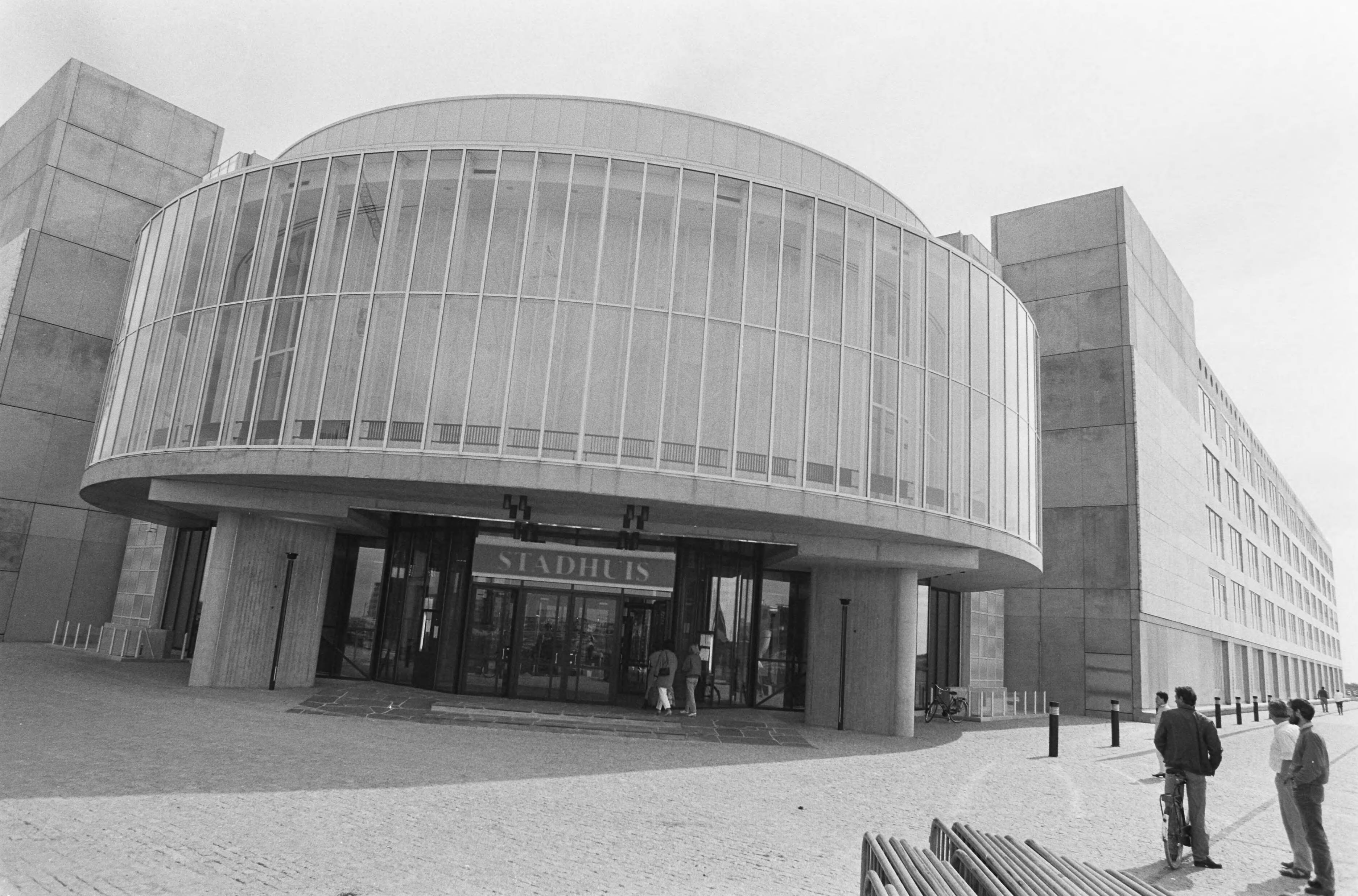 Fotocollectie Anefo — Nieuw stadhuis Almere (exterieur) — Foto: Bogaerts, Rob / Anefo. Licentie: Set B: Rechtenvrij / Publiek Domein. Bron: Nationaal Archief. http://hdl.handle.net/10648/ad574846-d0b4-102d-bcf8-003048976d84