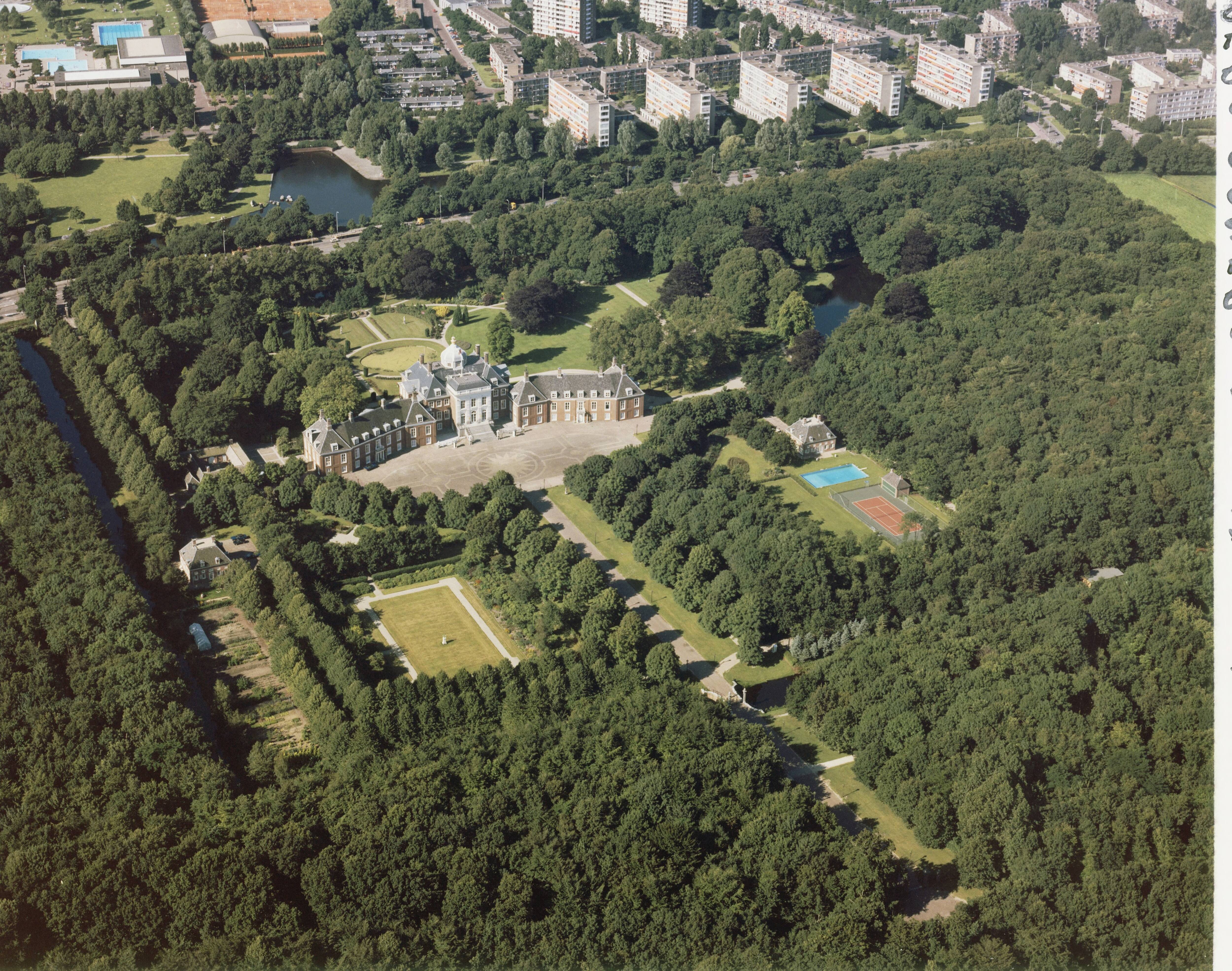 Paleis Huis ten Bosch te Den Haag — Exterieur. Luchtfoto — Foto: Hofmeester, Bart / RVD. Licentie: Set B: Rechtenvrij / Publiek Domein. Bron: Nationaal Archief. http://hdl.handle.net/10648/afa8bb0c-d0b4-102d-bcf8-003048976d84