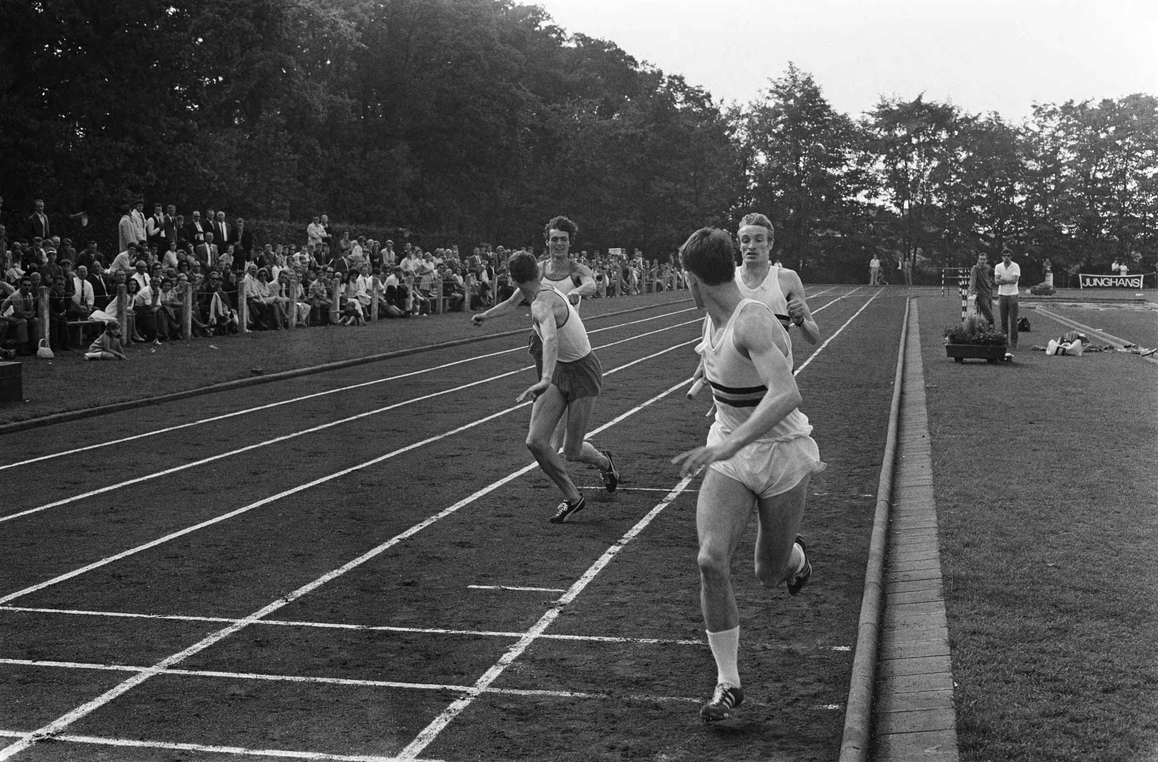 Atletiekinterland Nederland - België — Estafettelopers in actie — Foto: Fotograaf Onbekend / Anefo. Licentie: Set B: Rechtenvrij / Publiek Domein. Bron: Nationaal Archief. http://hdl.handle.net/10648/ab70fea0-d0b4-102d-bcf8-003048976d84
