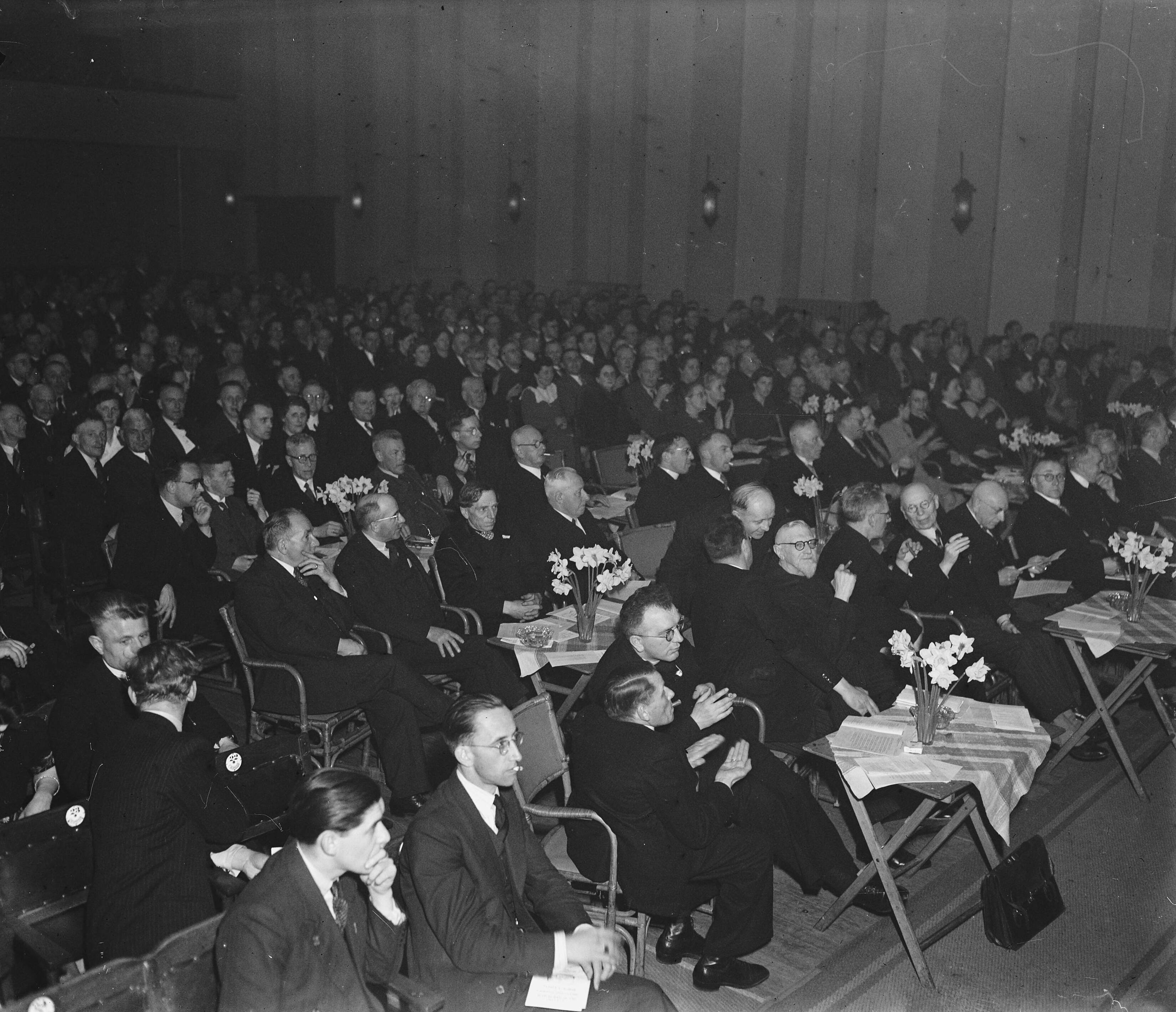 Fotocollectie Anefo — Bijeenkomst van de Katholieke Middenstandsbond te Haarlem t..g.v. 40-jarig bestaan — Foto: Zeylemaker, Co / Anefo. Licentie: Set B: Rechtenvrij / Publiek Domein. Bron: Nationaal Archief. http://hdl.handle.net/10648/a8a76650-d0b4-102d-bcf8-003048976d84