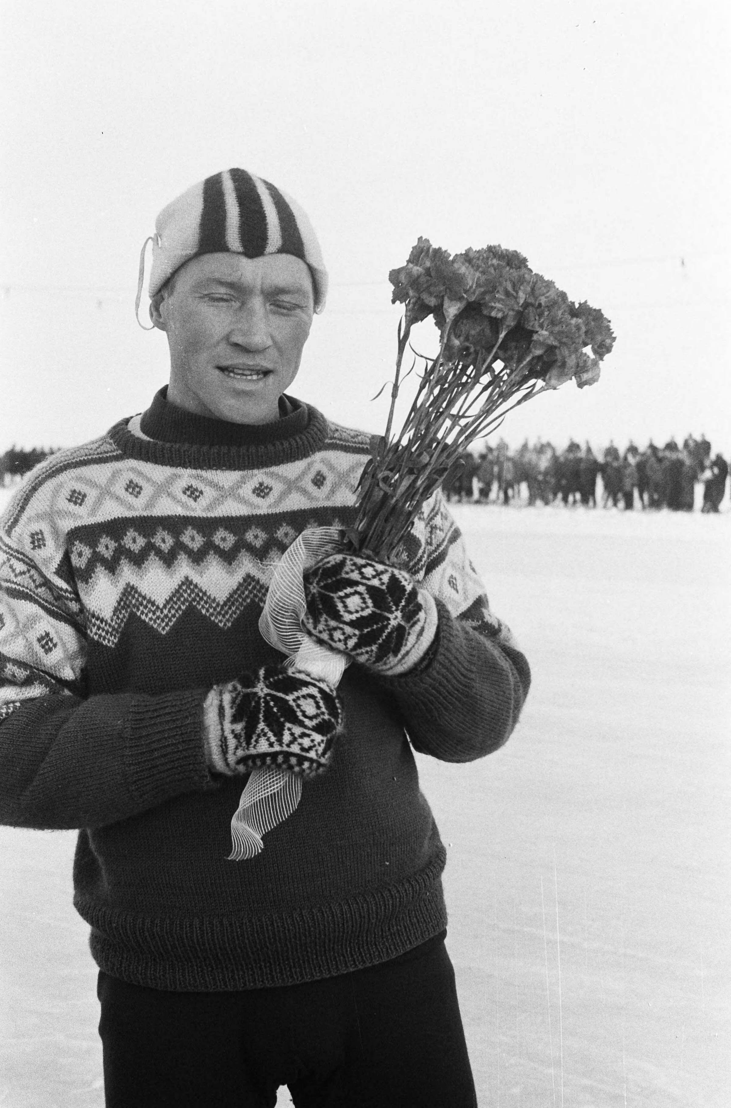 Fotocollectie Anefo — Langebaanwedstrijden schaatsen in Ter Aar. De Elfstedentochtwinnaar Reinier Paping met bloemen — Foto: Koch, Eric / Anefo. Licentie: Set B: Rechtenvrij / Publiek Domein. Bron: Nationaal Archief. http://hdl.handle.net/10648/aa26e780-d0b4-102d-bcf8-003048976d84