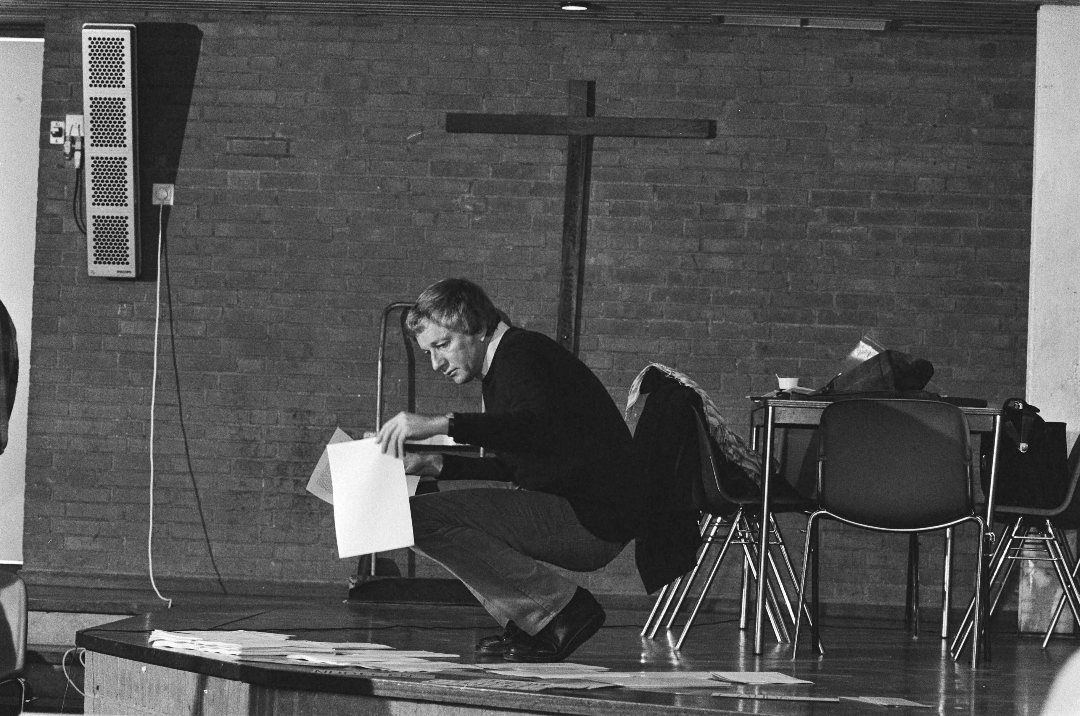 Fotocollectie Anefo — Mient Jan Faber tijdens de door het IKV in Utrecht gehouden campagneraad — Foto: Bogaerts, Rob / Anefo. Licentie: Set B: Rechtenvrij / Publiek Domein. Bron: Nationaal Archief. http://hdl.handle.net/10648/ad4d7294-d0b4-102d-bcf8-003048976d84