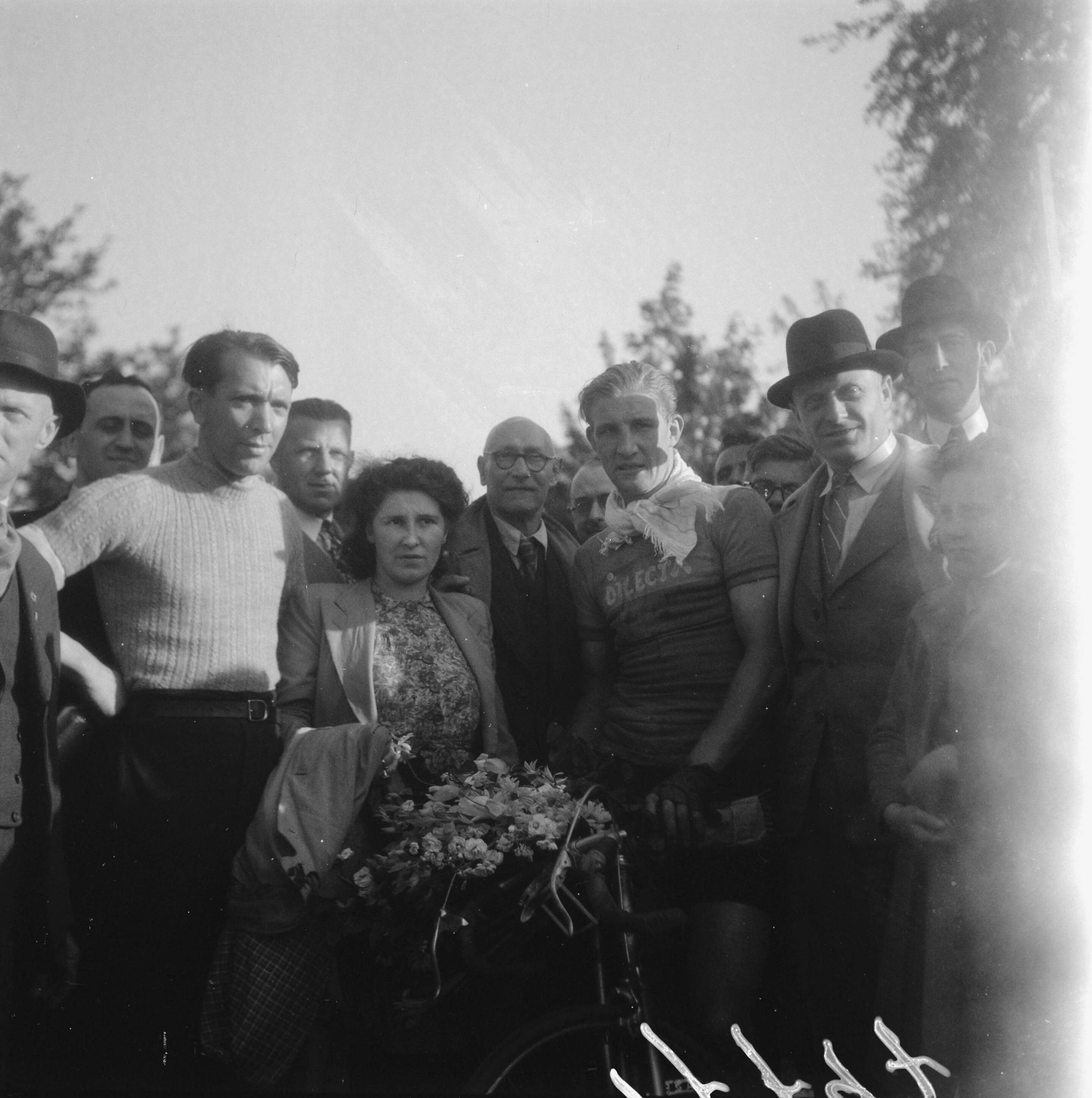 Fotocollectie Anefo — Wielerwedstrijd Alphen aan den Rijn — Foto: Breijer, Charles / Anefo. Licentie: Set B: Rechtenvrij / Publiek Domein. Bron: Nationaal Archief. http://hdl.handle.net/10648/a89efa1a-d0b4-102d-bcf8-003048976d84