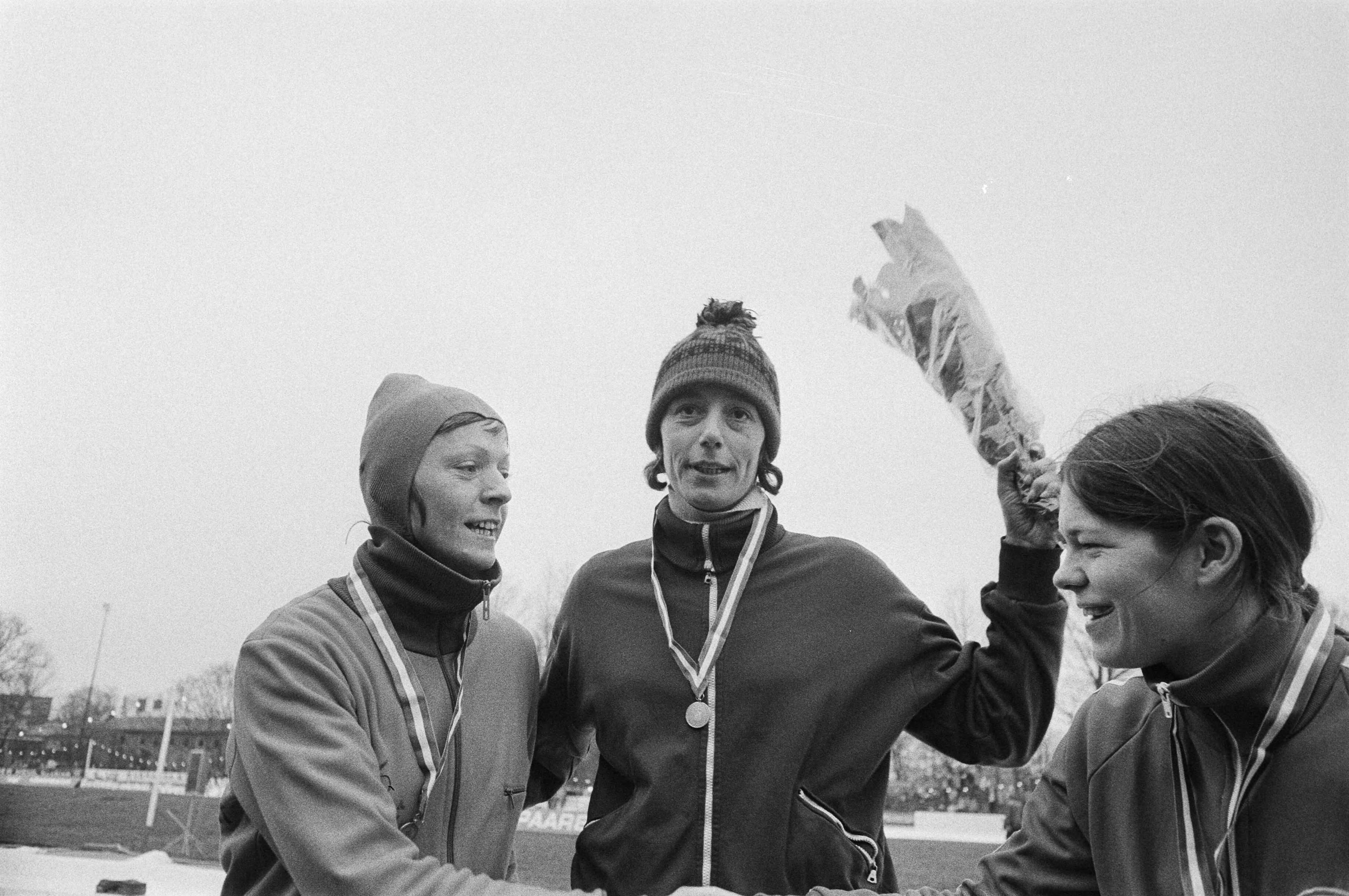 Fotocollectie Anefo — Nederlandse kampioenschappen schaatsen in Groningen; Sijtje van der Lende (winnares) [geflankeerd door Ina Steenbruggen en Annie Borckink?] — Foto: Verhoeff, Bert / Anefo. Licentie: Set B: Rechtenvrij / Publiek Domein. Bron: Nationaal Archief. http://hdl.handle.net/10648/ac7aa1d4-d0b4-102d-bcf8-003048976d84