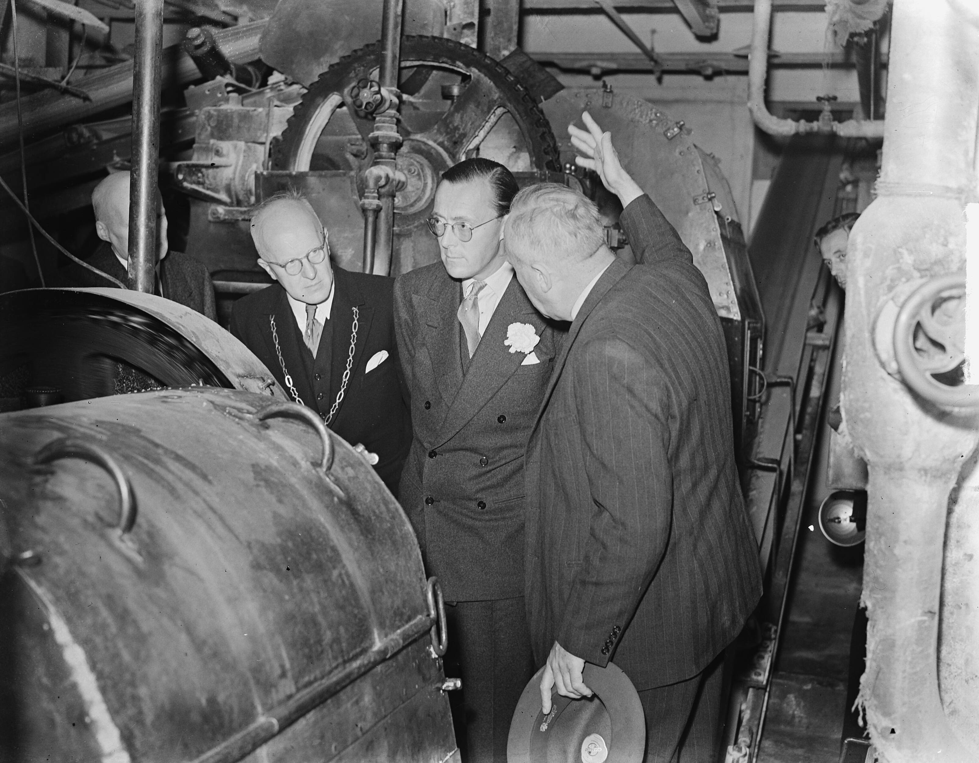 Fotocollectie Anefo — Prins Bernhard in linoleumfabriek Krommenie — Foto: Bilsen, Joop van / Anefo. Licentie: Set B: Rechtenvrij / Publiek Domein. Bron: Nationaal Archief. http://hdl.handle.net/10648/a8cb1302-d0b4-102d-bcf8-003048976d84