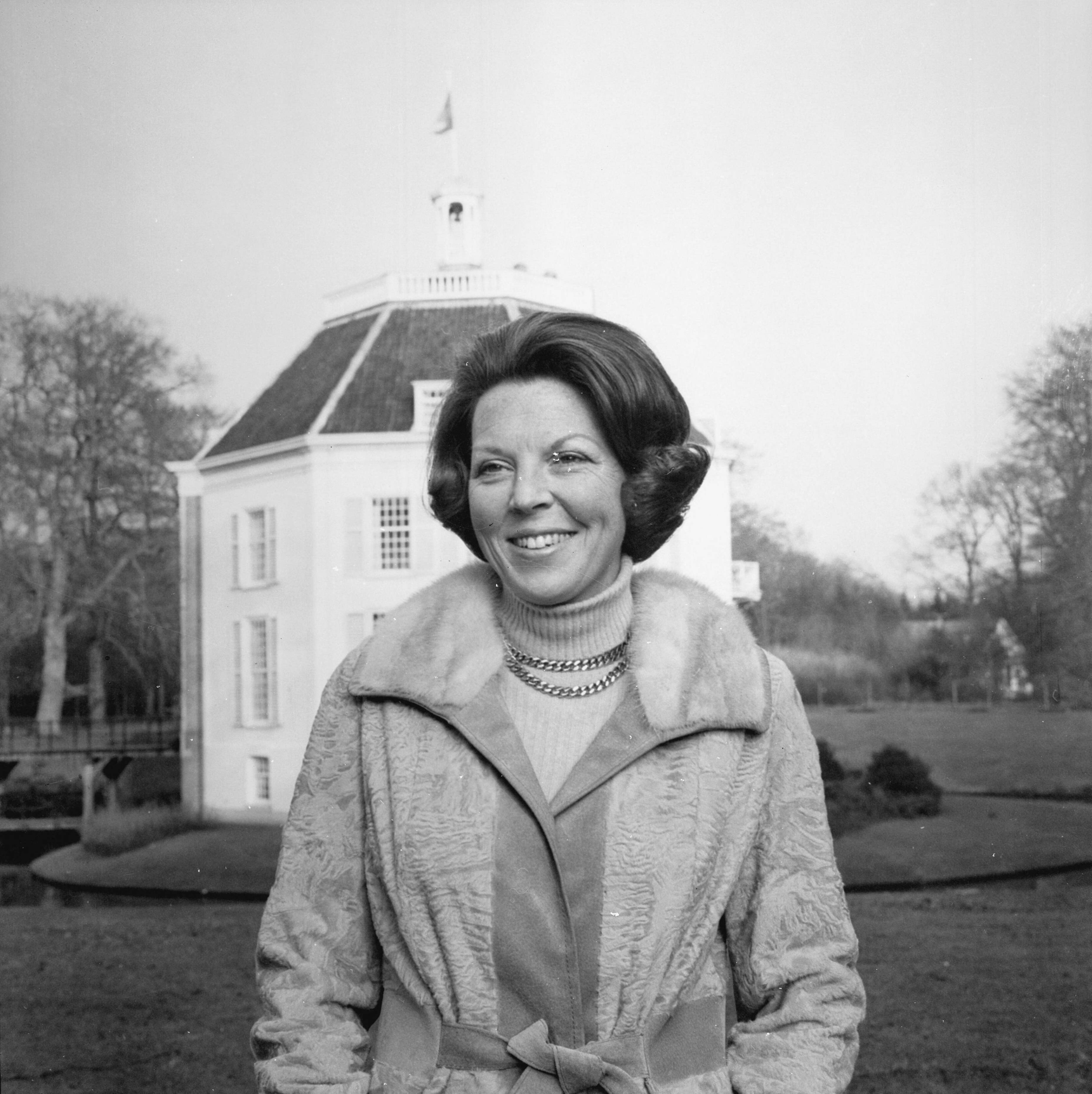 Fotocollectie RVD / Koninklijk Huis — Prinses Beatrix in de tuin van kasteel Drakensteyn, 1978 — Foto: Claus, prins / RVD. Licentie: Set B: Rechtenvrij / Publiek Domein. Bron: Nationaal Archief. http://hdl.handle.net/10648/afbb05be-d0b4-102d-bcf8-003048976d84
