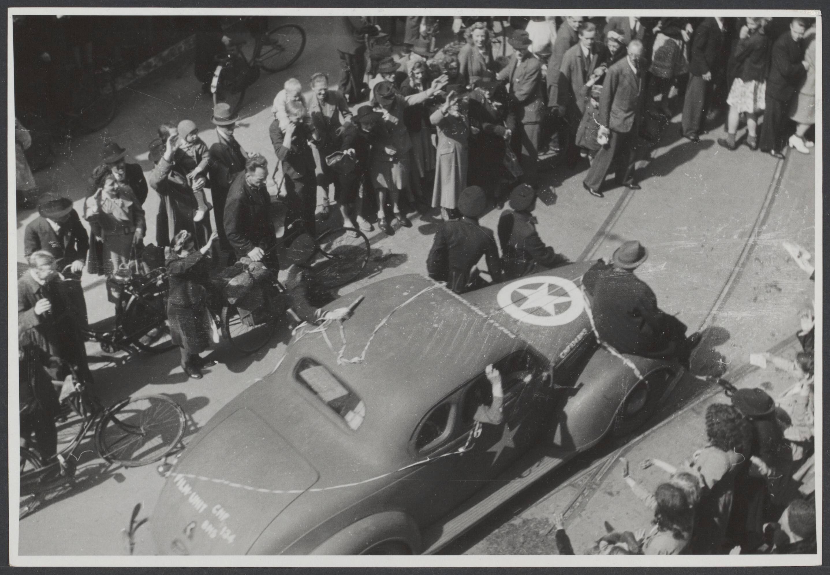 Bevrijding 's Gravenhage (Den Haag) — Intocht Canadezen Den Haag [de auto heeft op het dak het opschrift "Press Warcorrespondent" — Foto: Wal, J.Th. A. van der / Spaarnestad. Licentie: Set B: Rechtenvrij / Publiek Domein. Bron: Nationaal Archief. http://hdl.handle.net/10648/25be49f9-cc30-de05-f820-d7449afcf3f3