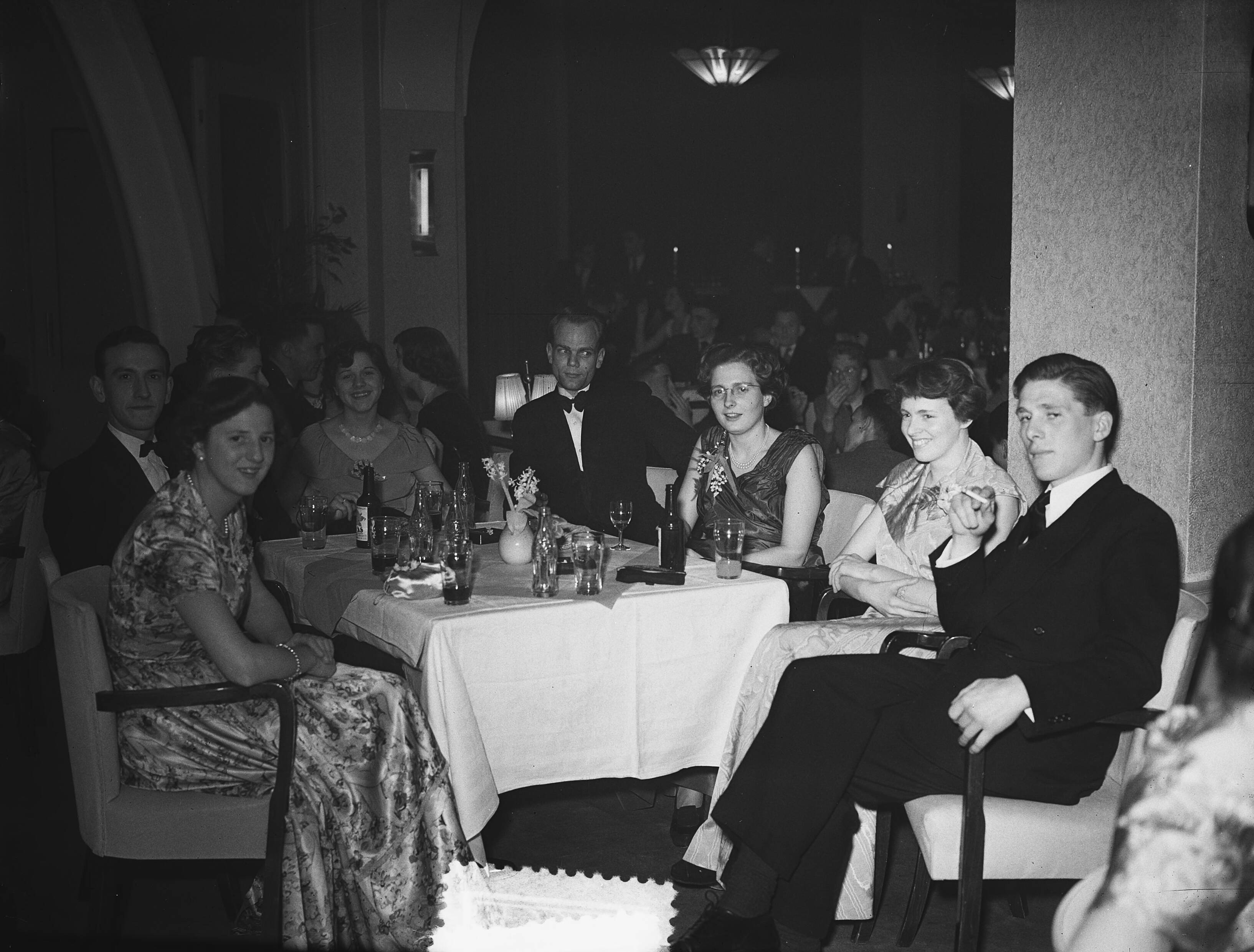 MTS Den Haag jubileum — MTS Den Haag jubileum. Balavond — Foto: Bilsen, Joop van / Anefo. Licentie: Set B: Rechtenvrij / Publiek Domein. Bron: Nationaal Archief. http://hdl.handle.net/10648/a8f4817e-d0b4-102d-bcf8-003048976d84
