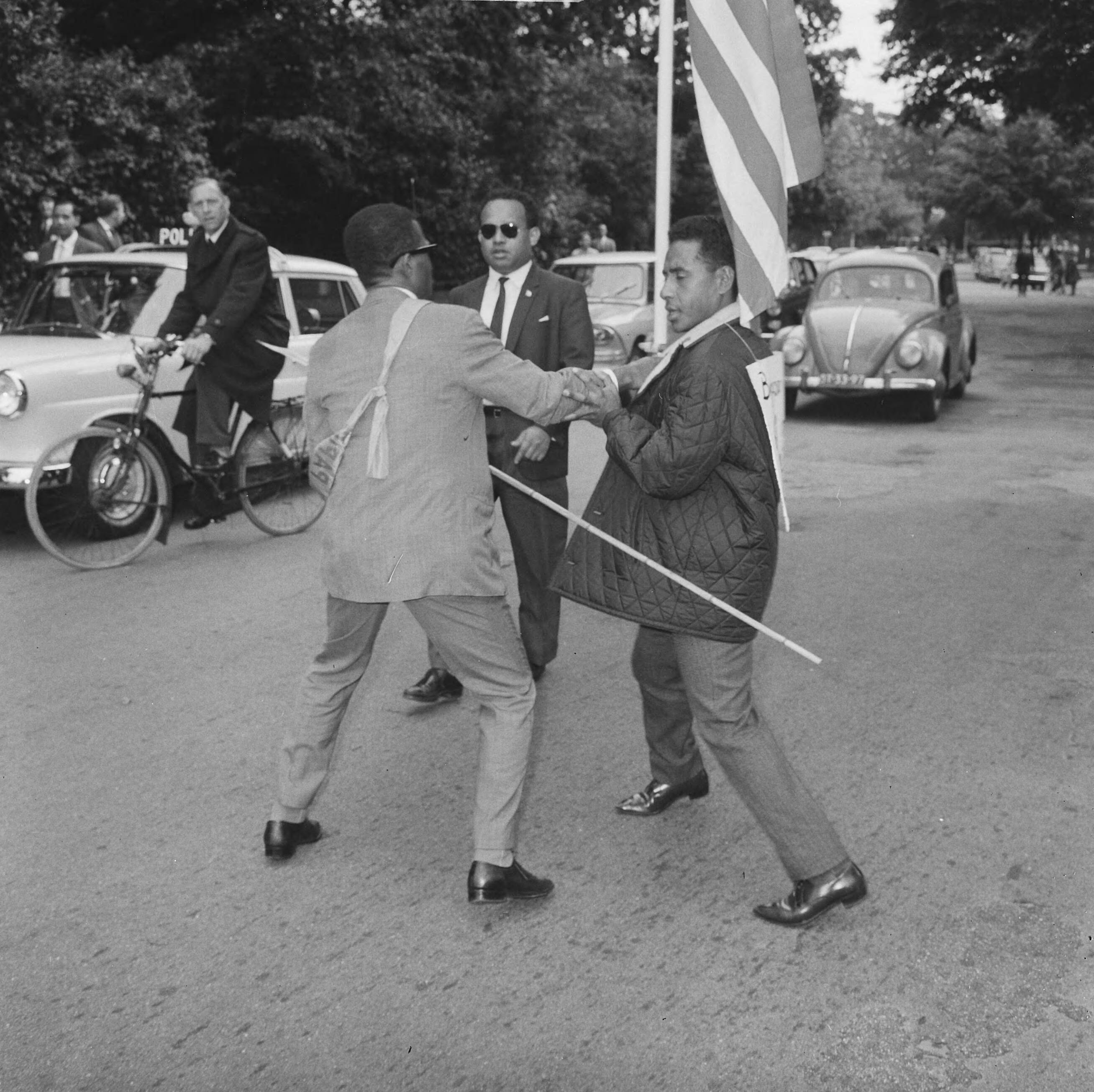 Fotocollectie Anefo — Papoea's demonstreren in Den Haag, Papoea's vechten met elkaar — Foto: Evers, Joost / Anefo. Licentie: Set B: Rechtenvrij / Publiek Domein. Bron: Nationaal Archief. http://hdl.handle.net/10648/aabc63c8-d0b4-102d-bcf8-003048976d84