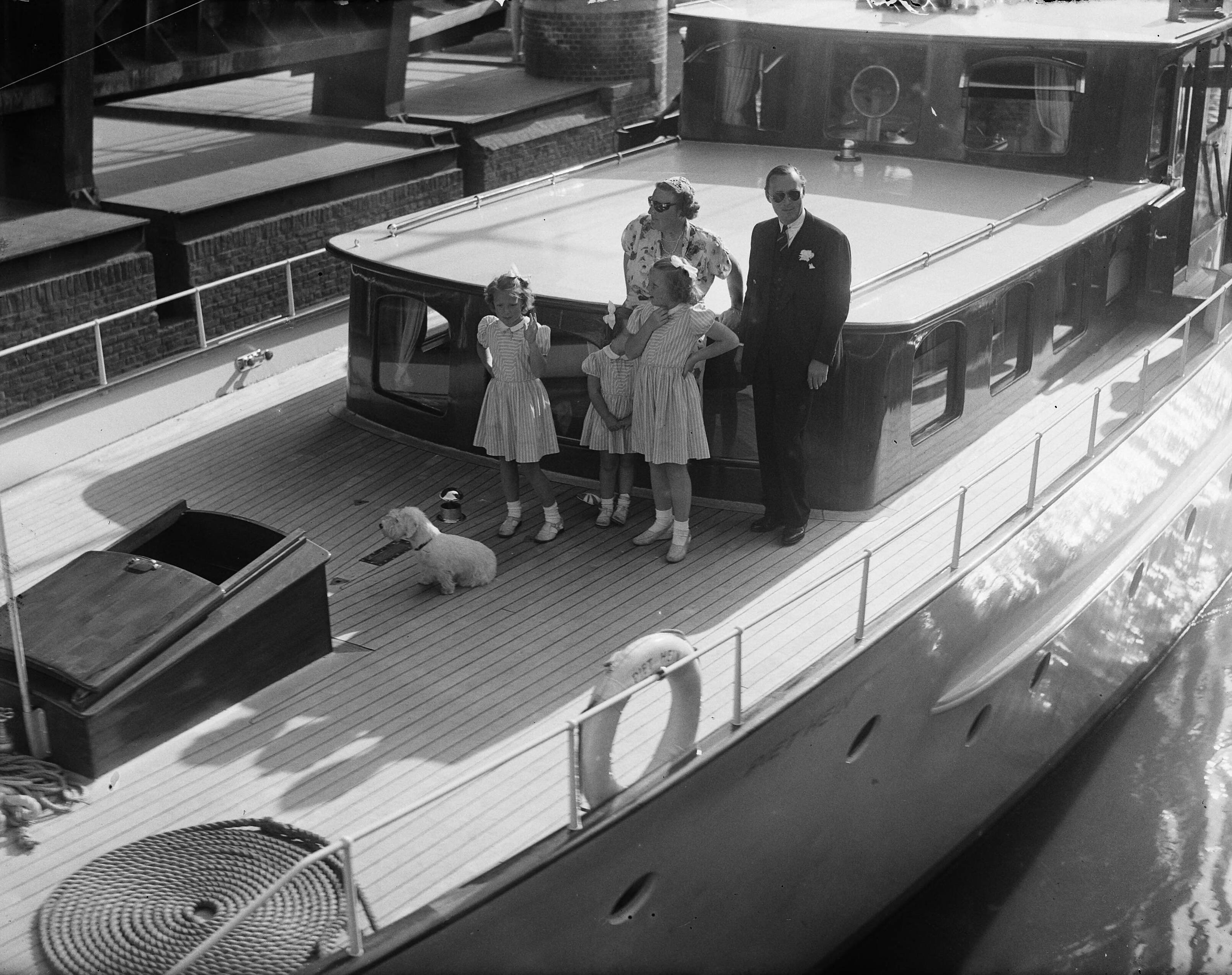 Fotocollectie Anefo — Prinselijk gezin in Leeuwarden. Aan boord van de "Piet Hein" — Foto: Noske, J.D. / Anefo. Licentie: Set B: Rechtenvrij / Publiek Domein. Bron: Nationaal Archief. http://hdl.handle.net/10648/a8ab1674-d0b4-102d-bcf8-003048976d84