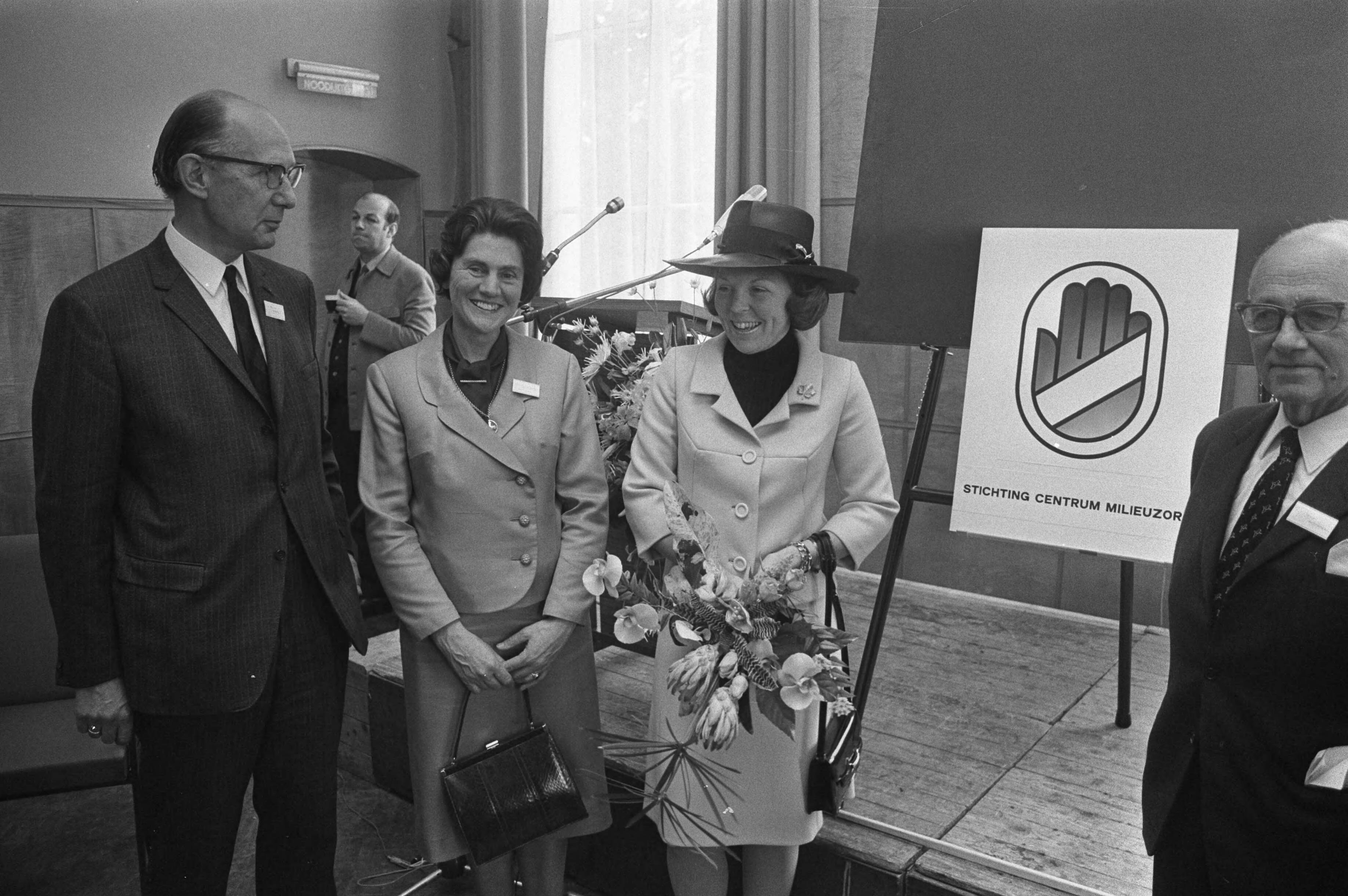 Beatrix bij de kadercursus voor vrouwen in Utrecht, georganiseerd door stichting Centrum Milieuzorg — bezoeken |prinsessen|Beatrix, prinses|Utrecht |prov. Utrecht — Foto: Fotograaf Onbekend / Anefo. Licentie: Set B: Rechtenvrij / Publiek Domein. Bron: Nationaal Archief. http://hdl.handle.net/10648/abe89640-d0b4-102d-bcf8-003048976d84