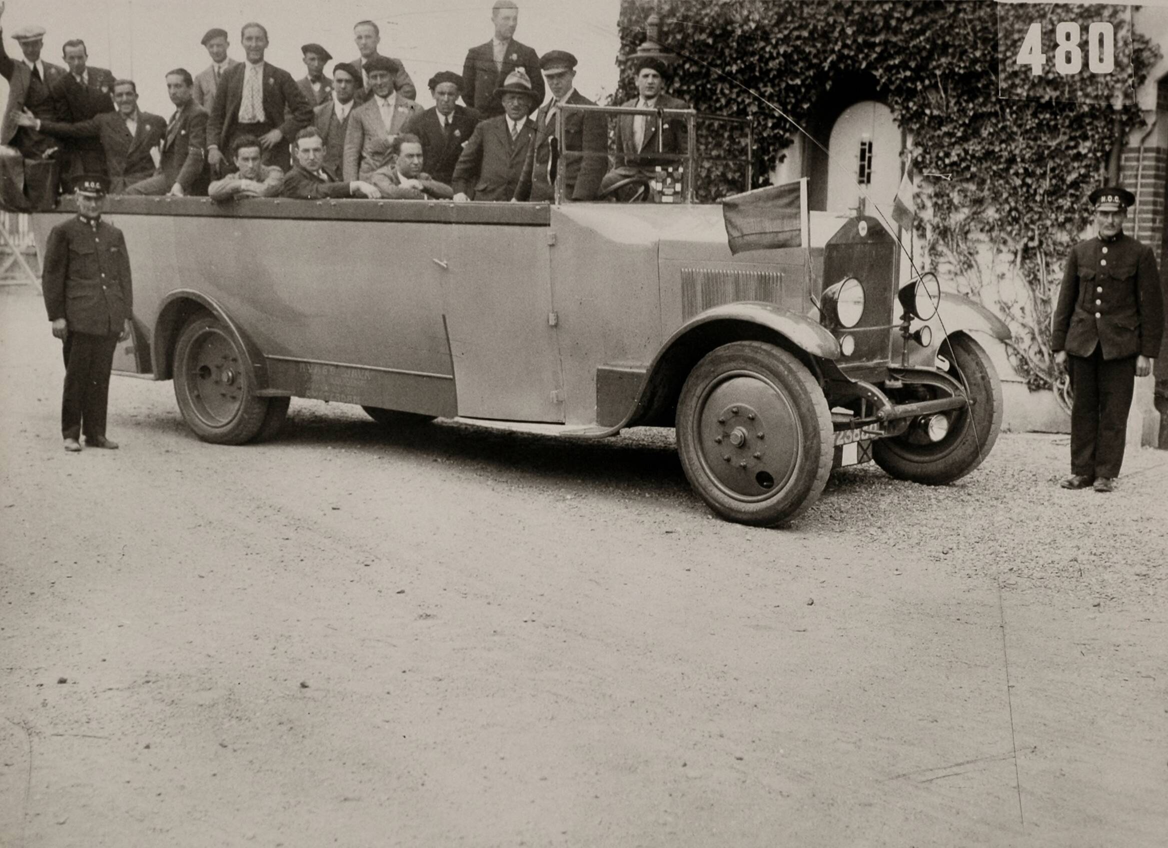 Verkeer, Sport — Sport. Olympische Spelen 1928 Amsterdam, Nederland : Supporters tesamen in een verlengde open auto. — Foto: Fotograaf Onbekend / Algemeen Fotobureau Amsterdam / Spaarnestad Photo (05887). Licentie: Set B: Rechtenvrij / Publiek Domein. Bron: Nationaal Archief. http://hdl.handle.net/10648/35429da6-d571-a382-e063-6df0900a6686