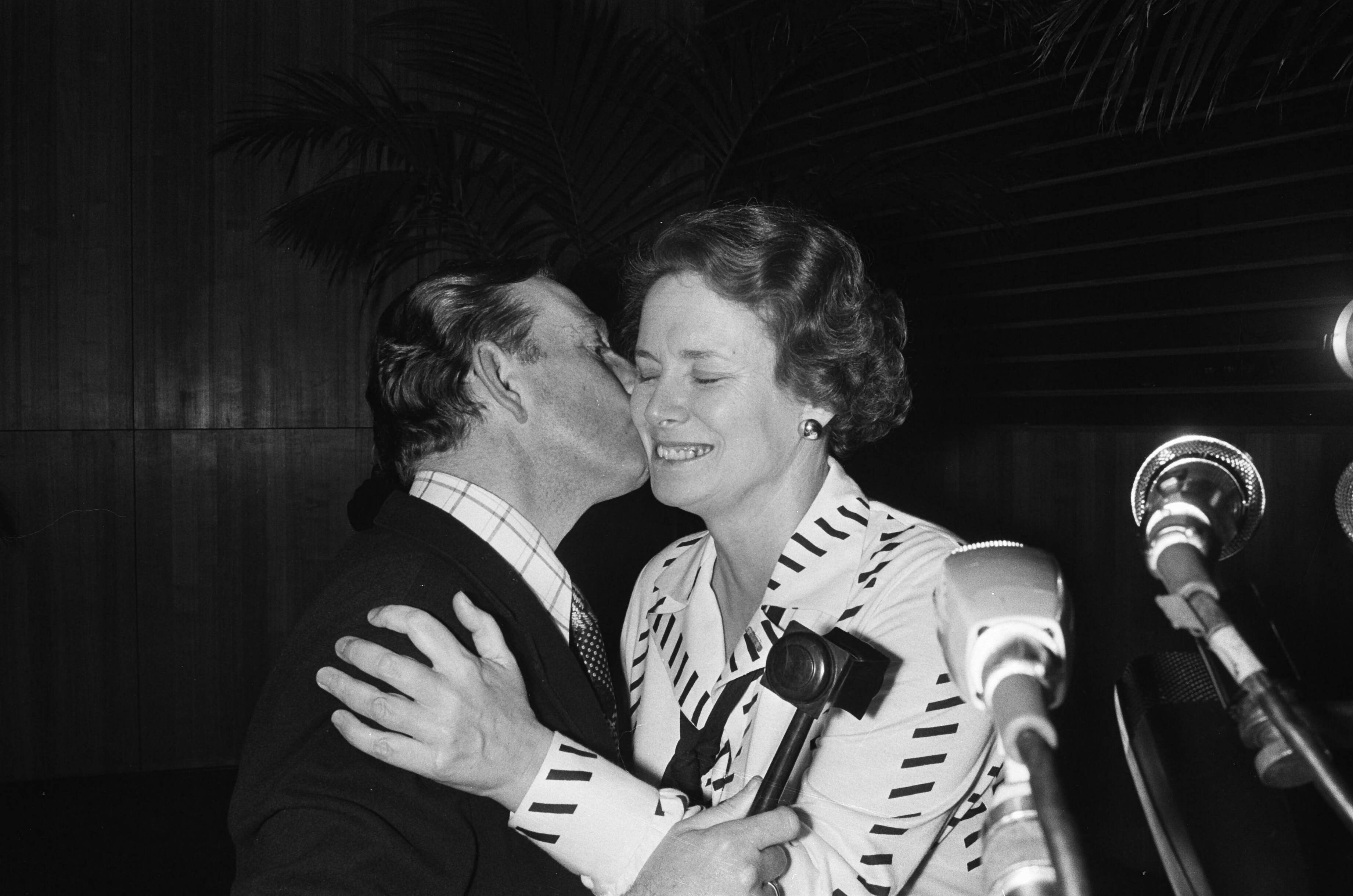 Fotocollectie Anefo — VVD-congres in Breda; Korthals Altes ontvangt voorzittershamer van Haya van Someren — Foto: Bogaerts, Rob / Anefo. Licentie: Set B: Rechtenvrij / Publiek Domein. Bron: Nationaal Archief. http://hdl.handle.net/10648/ac63a48e-d0b4-102d-bcf8-003048976d84