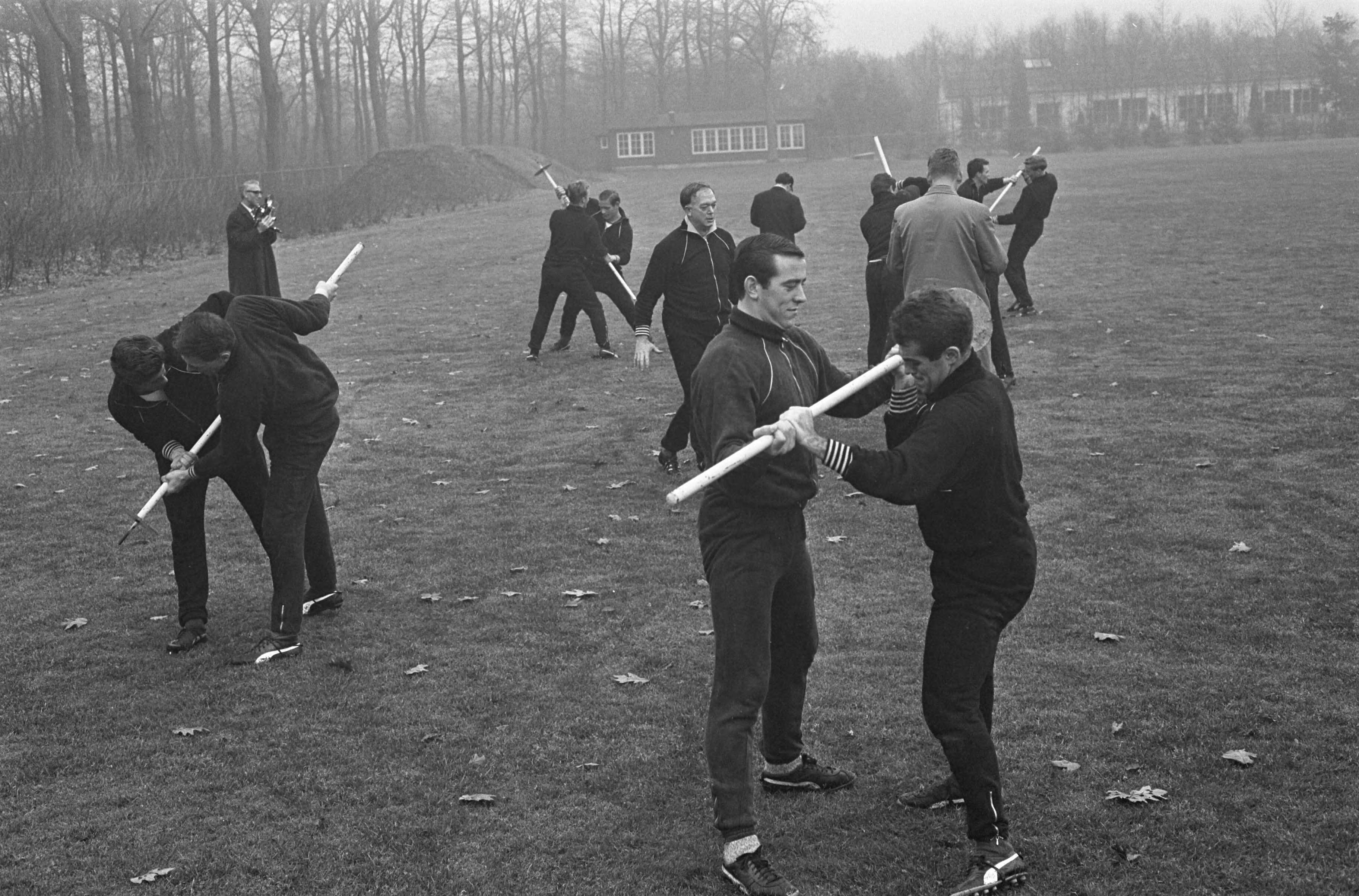 Fotocollectie Anefo — Training Nederlands elftal te Zeist, spelers tijdens training, in de voorgrond Daan Schrijvers en Bennie Muller, achter hen trainer Dennis Neville — Foto: Pot, Harry / Anefo. Licentie: Set B: Rechtenvrij / Publiek Domein. Bron: Nationaal Archief. http://hdl.handle.net/10648/aa849556-d0b4-102d-bcf8-003048976d84