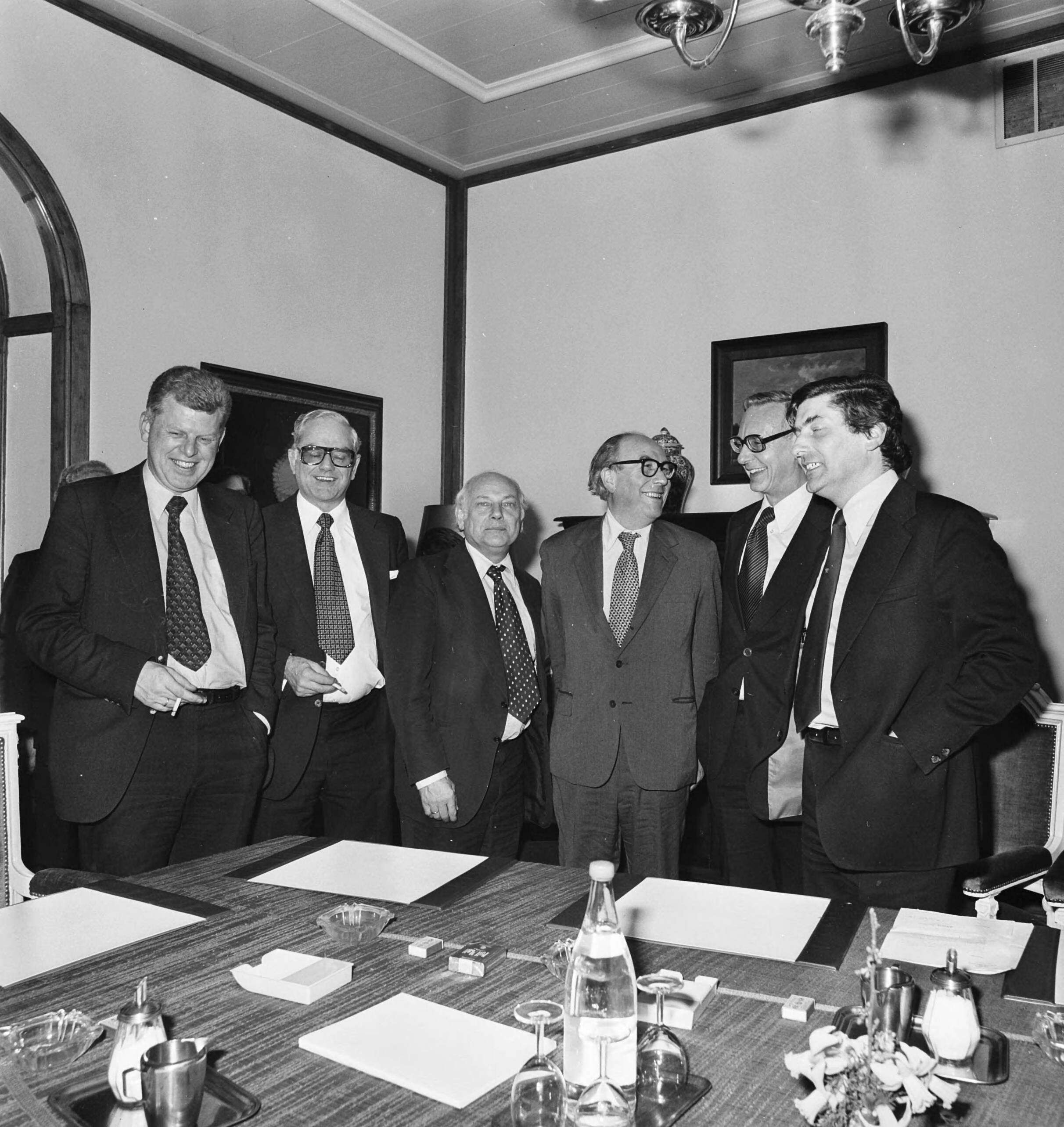 Roy Jenkins (voorzitter Europese Commissie ) op het Catshuis te Den Haag — V.l.n.r.: minister Duisenberg (PvdA), minister Van der Stee (KVP), premier Den Uyl (PvdA), commissievoorzitter Jenkins, minister Van der Stoel (PvdA) en minister Lubbers (KVP) — Foto: Croes, Rob C. / Anefo. Licentie: Set B: Rechtenvrij / Publiek Domein. Bron: Nationaal Archief. http://hdl.handle.net/10648/ac97fc0c-d0b4-102d-bcf8-003048976d84