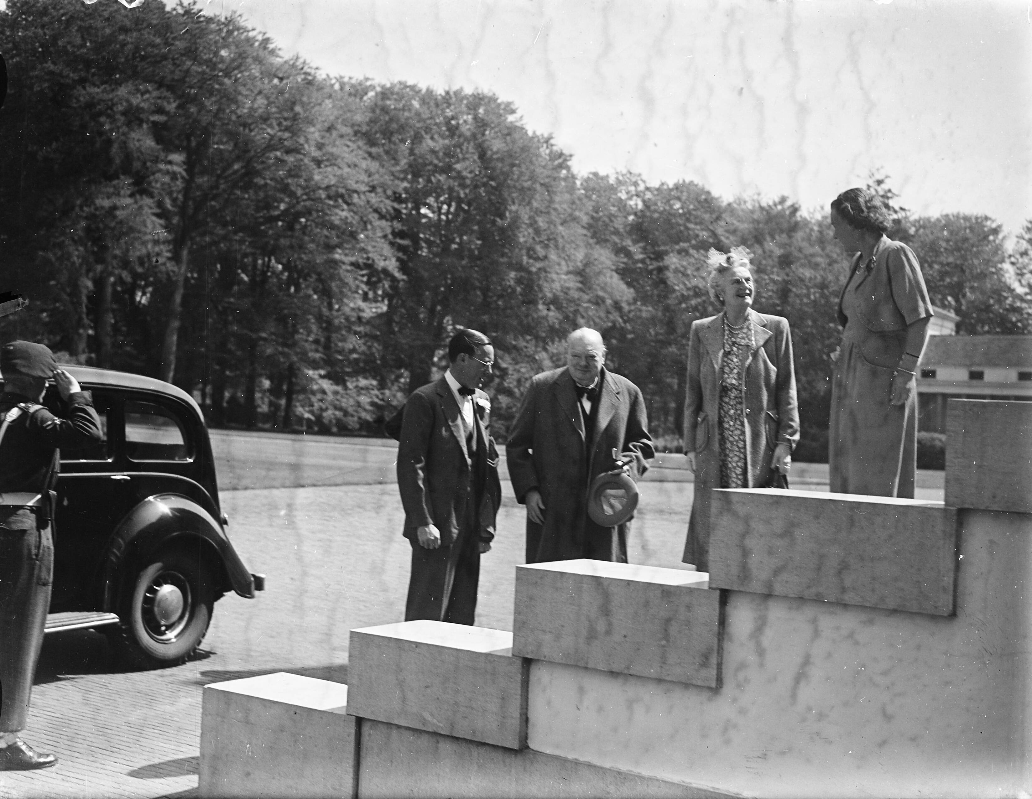 Fotocollectie Anefo — Winston Churchill op Paleis Soestdijk — Foto: Oorschot, […] van / Anefo. Licentie: Set B: Rechtenvrij / Publiek Domein. Bron: Nationaal Archief. http://hdl.handle.net/10648/ad7ae184-d0b4-102d-bcf8-003048976d84