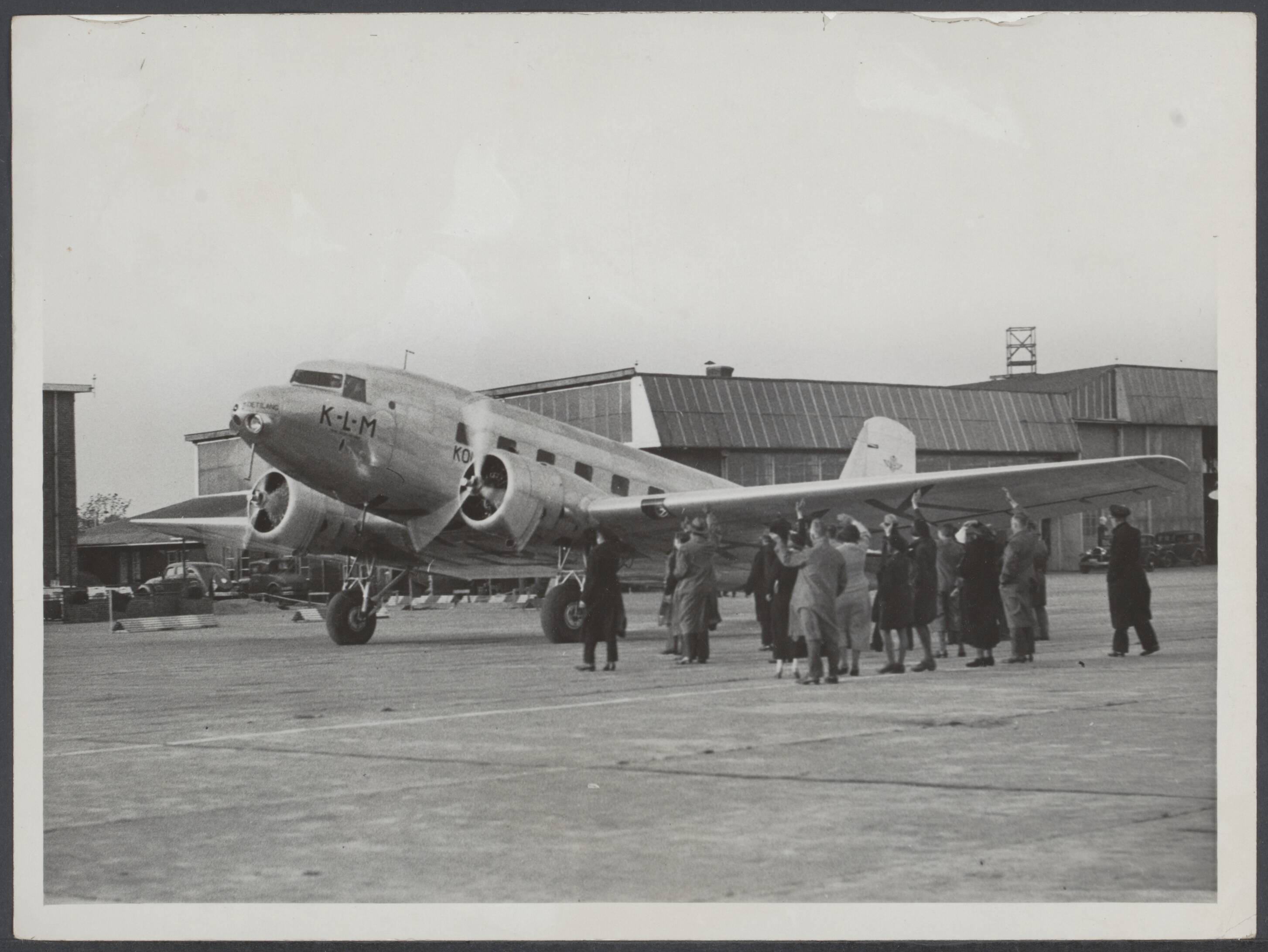 KLM, Amsterdam-Batavia — Amsterdam Schiphol. Vertrek eerste Fokker-Douglas machine de "Koetilang" voor der geregelde dienst op Indië — Foto: N.V. Vereenigde Fotobureaux. Licentie: Set B: Rechtenvrij / Publiek Domein. Bron: Nationaal Archief. http://hdl.handle.net/10648/aba99d33-7efe-1fe2-1fdf-e17f66b48c62