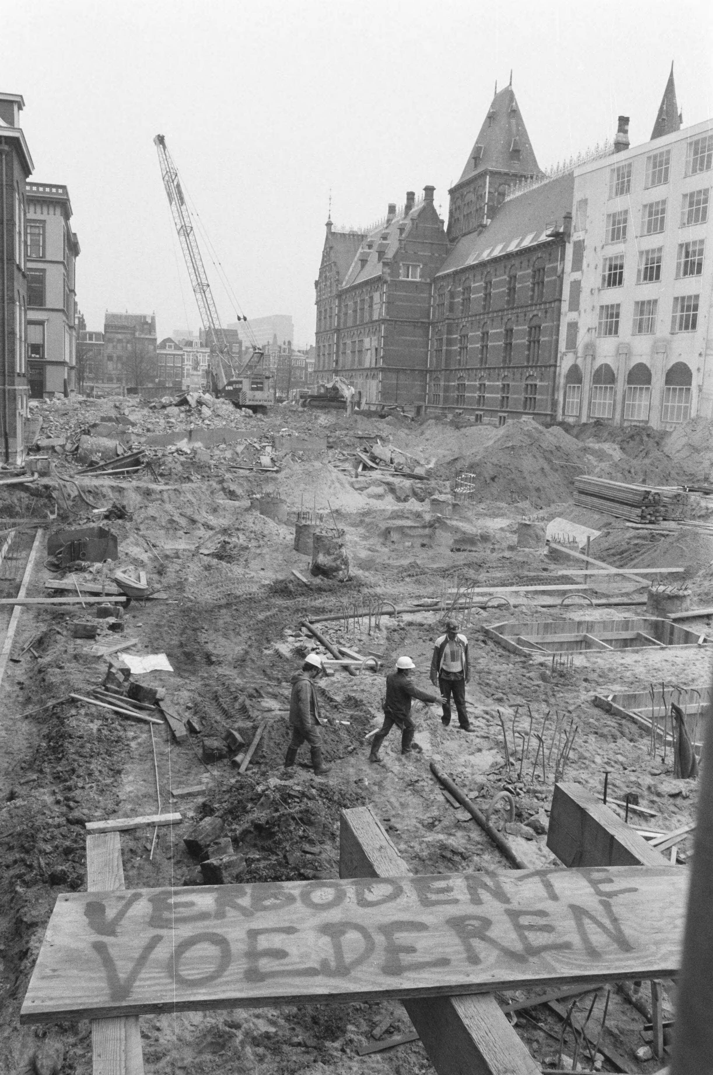 Fotocollectie Anefo — Bouwput voor nieuwbouw Tweede Kamer , met bord "verboden te voederen" ( Den Haag ) — Foto: Bogaerts, Rob / Anefo. Licentie: Set B: Rechtenvrij / Publiek Domein. Bron: Nationaal Archief. http://hdl.handle.net/10648/ad6e0acc-d0b4-102d-bcf8-003048976d84