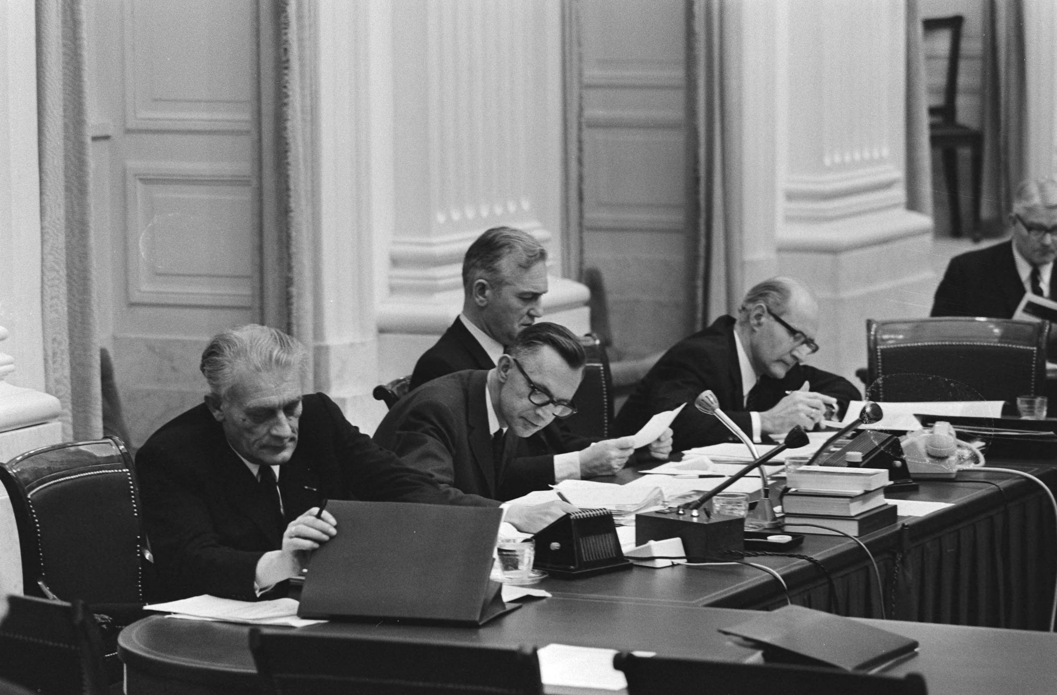 Fotocollectie Anefo — Tweede Kamer behandelt brieven van ministerie van Sociale Zaken, Economische Zaken en Volkshuisvesting m.b.t. Oost-Groningen; regeringstafel / — Foto: Mieremet, Rob / Anefo. Licentie: Set B: Rechtenvrij / Publiek Domein. Bron: Nationaal Archief. http://hdl.handle.net/10648/abb19b4a-d0b4-102d-bcf8-003048976d84