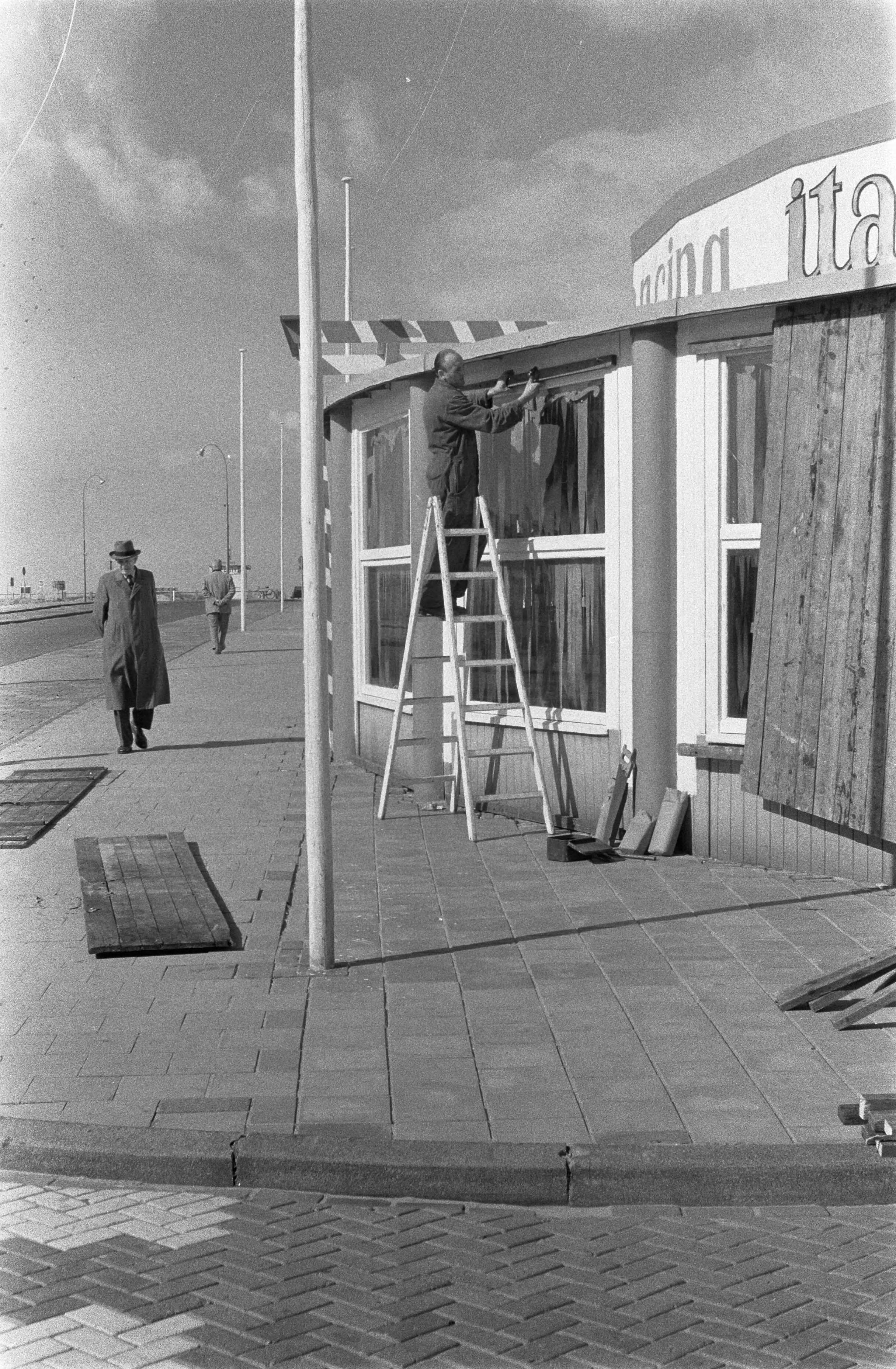 Fotocollectie Anefo — Strandleven in Zandvoort loopt ten einde — Foto: Gelderen, Hugo van / Anefo. Licentie: Set B: Rechtenvrij / Publiek Domein. Bron: Nationaal Archief. http://hdl.handle.net/10648/a9ba6862-d0b4-102d-bcf8-003048976d84