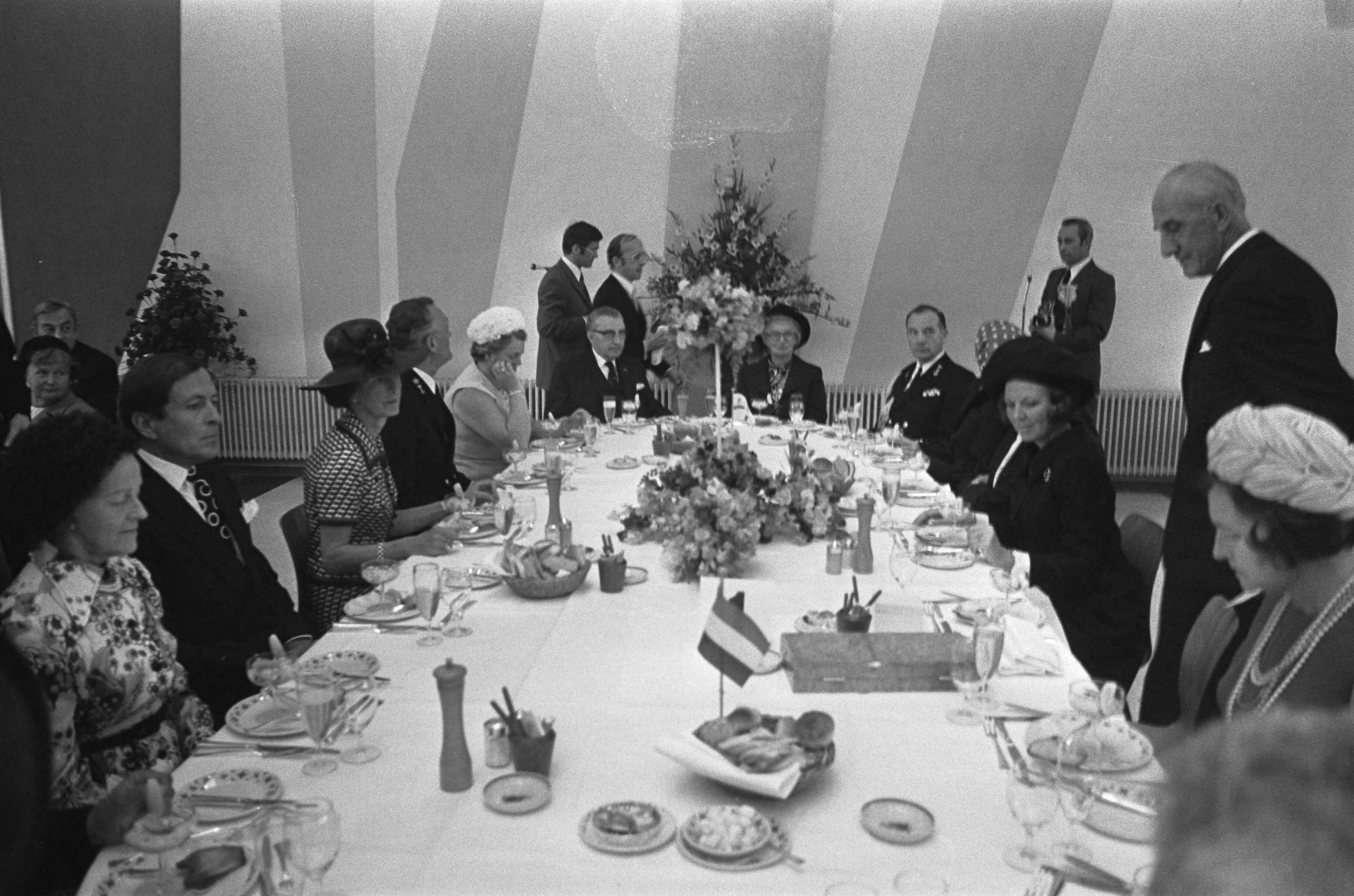 Fotocollectie Anefo — Prinses Beatrix en prins Claus bij de doop van geleide-wapen fregat "Tromp" te Vlissingen — Foto: Peters, Hans / Anefo. Licentie: Set B: Rechtenvrij / Publiek Domein. Bron: Nationaal Archief. http://hdl.handle.net/10648/ac2e05c2-d0b4-102d-bcf8-003048976d84