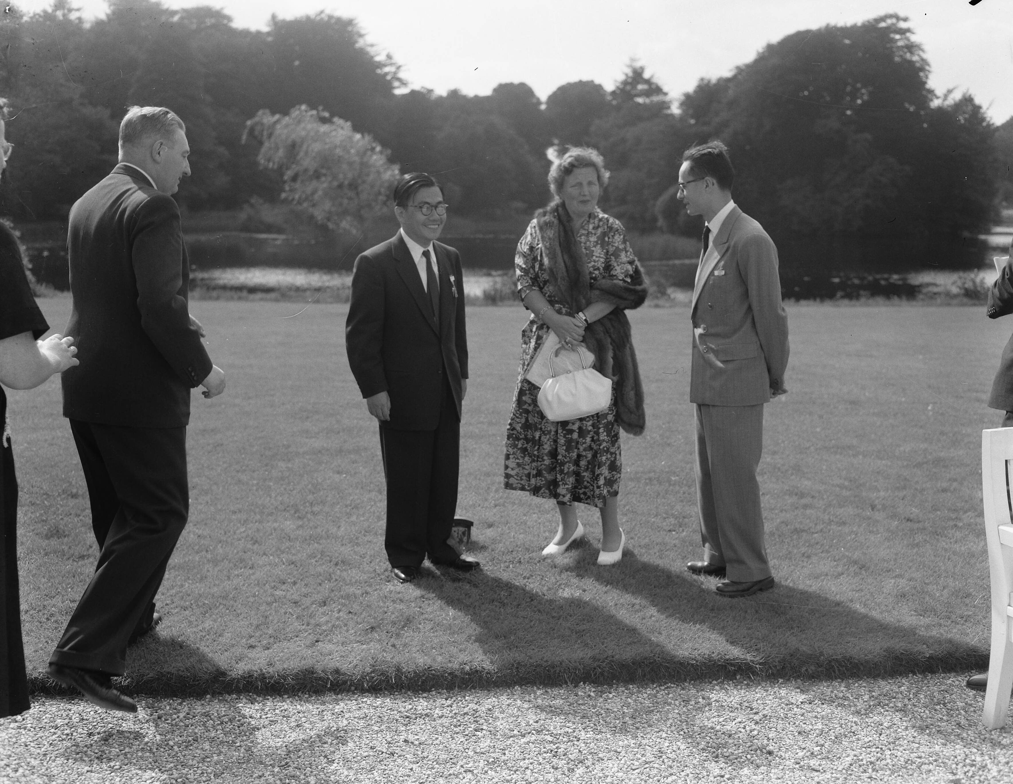 Fotocollectie Anefo — Koningin Juliana ontvangt deelnemers van het Internationaal Mathematisch Congres op paleis Soestdijk. De koningin tussen prof. K. Kodeira (Japan) en dr. J.P Serre (Frankrijk), beide onderscheiden met de gouden medaille en een geldprijs van het Fields Committtee — Foto: Noske, J.D. / Anefo. Licentie: Set B: Rechtenvrij / Publiek Domein. Bron: Nationaal Archief. http://hdl.handle.net/10648/a9290c00-d0b4-102d-bcf8-003048976d84