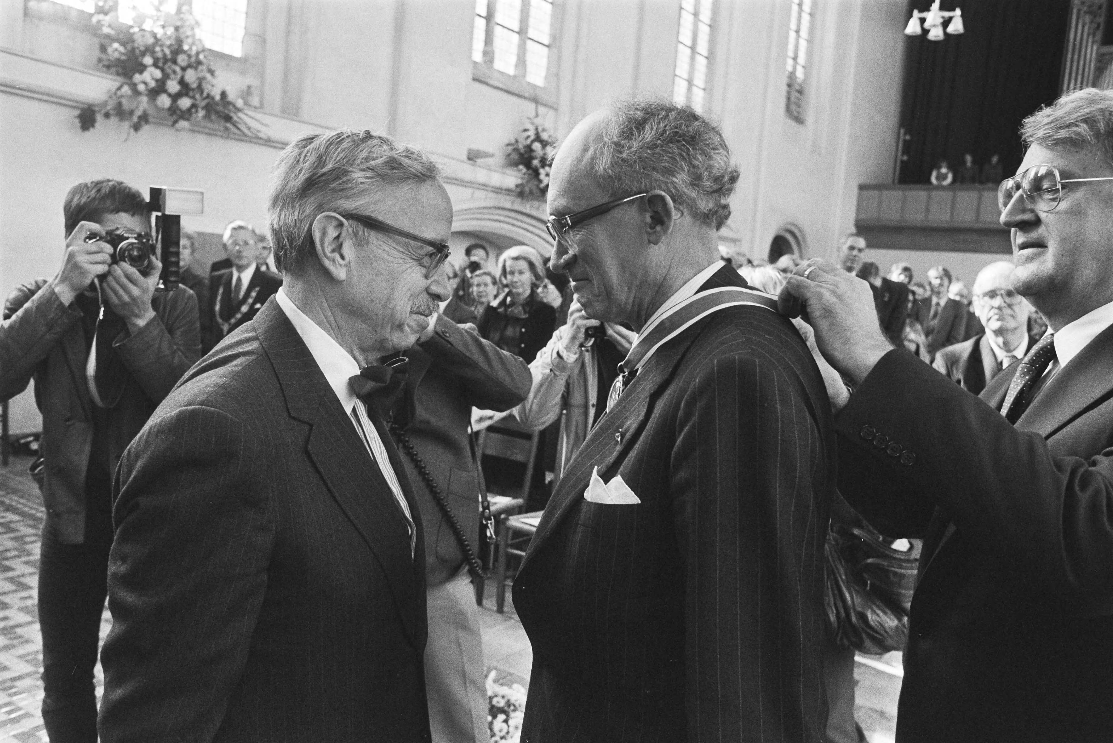 Uitreiking van de Four Freedoms Medals in 1982 in Middelburg door leden van de Franklin D. Roosevelt Centennial Commission — Dr. H. J. Witteveen ontvangt de Freedom from Want Award uit handen van prof. Arthur Schlesinger — Foto: Bogaerts, Rob / Anefo. Licentie: Set B: Rechtenvrij / Publiek Domein. Bron: Nationaal Archief. http://hdl.handle.net/10648/ad200be2-d0b4-102d-bcf8-003048976d84