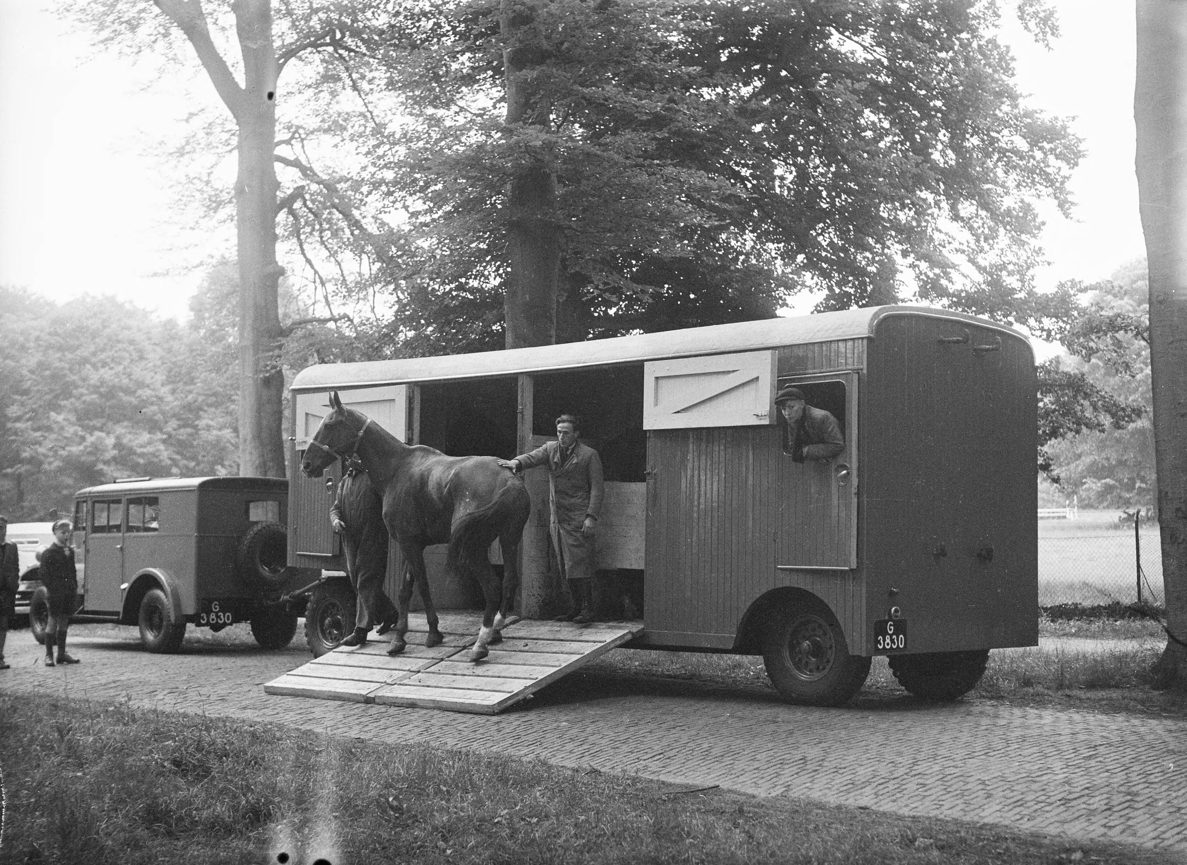 Fotocollectie Anefo — Springconcours te Bussum. De nieuwe paardenwagen van de ARM — Foto: Sagers, Harry / Anefo. Licentie: Set B: Rechtenvrij / Publiek Domein. Bron: Nationaal Archief. http://hdl.handle.net/10648/a8a95f46-d0b4-102d-bcf8-003048976d84