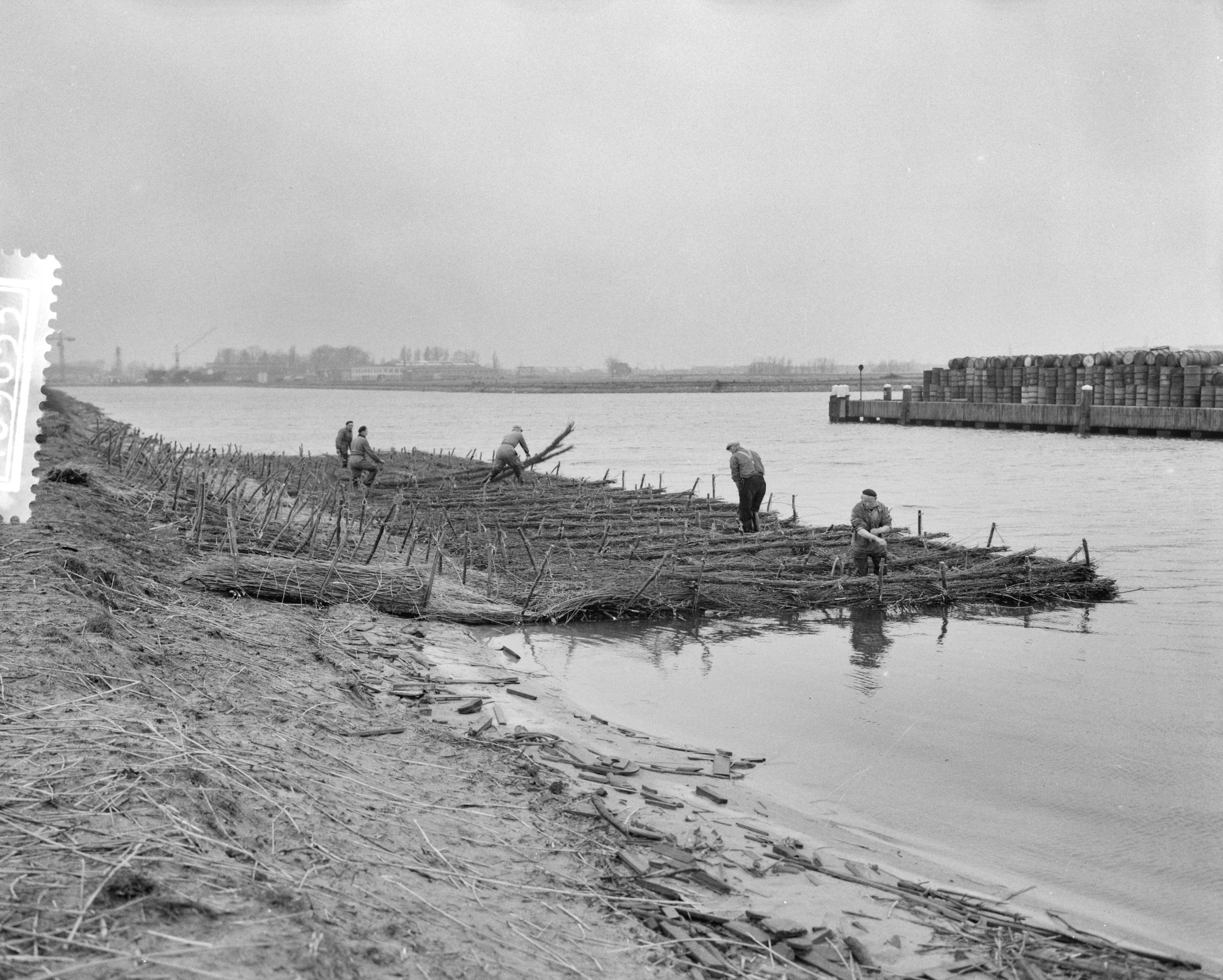 Ramp Tuindorp Oostzaan — Ramp Tuindorp Oostzaan. Rijswerkers in actie — Foto: Rossem, Wim van / Anefo. Licentie: Set B: Rechtenvrij / Publiek Domein. Bron: Nationaal Archief. http://hdl.handle.net/10648/a9a65656-d0b4-102d-bcf8-003048976d84