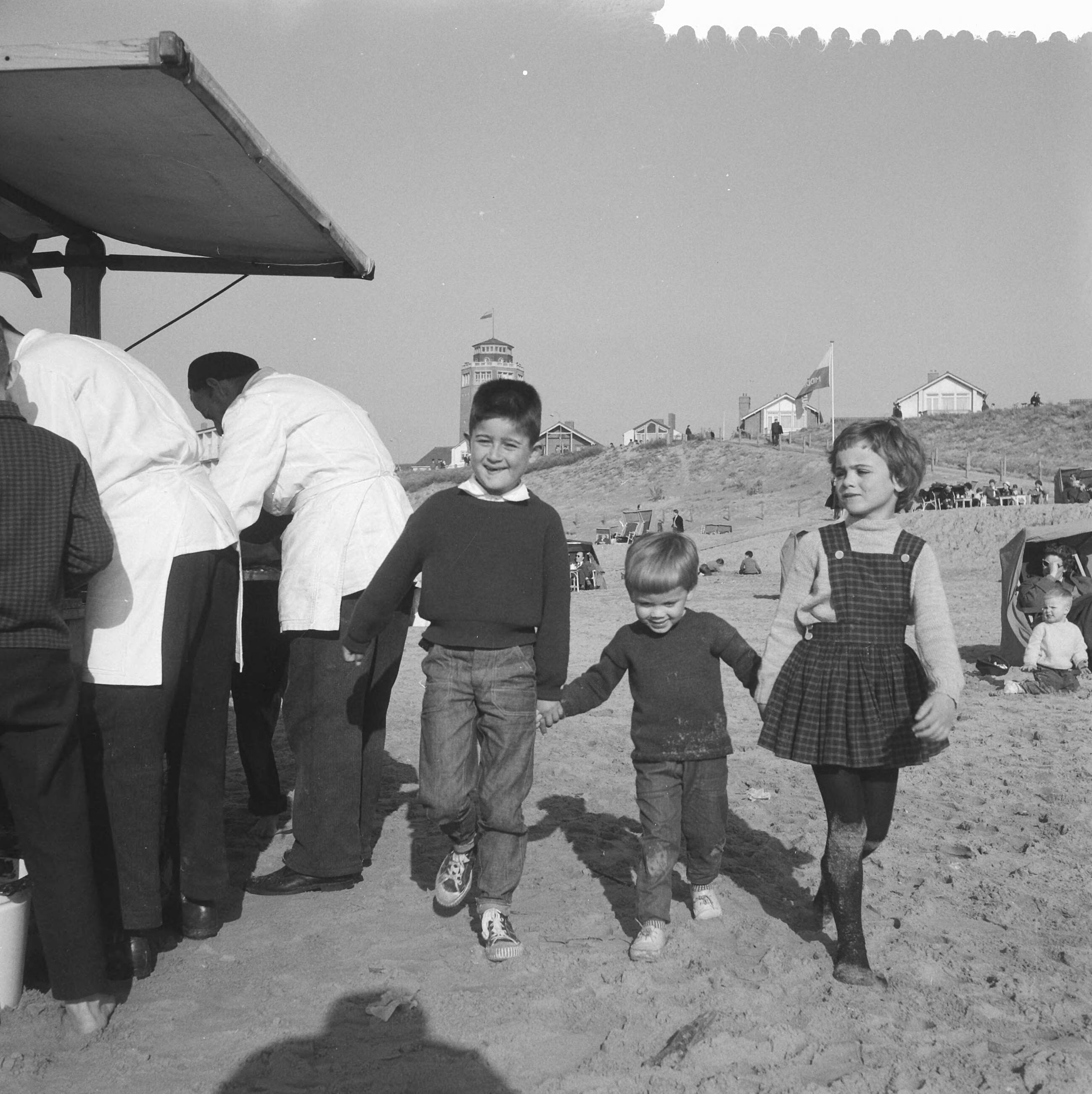 Fotocollectie Anefo — Drukte op het strand te Zandvoort — Foto: Lindeboom, Henk / Anefo. Licentie: Set B: Rechtenvrij / Publiek Domein. Bron: Nationaal Archief. http://hdl.handle.net/10648/a9aa0f1c-d0b4-102d-bcf8-003048976d84