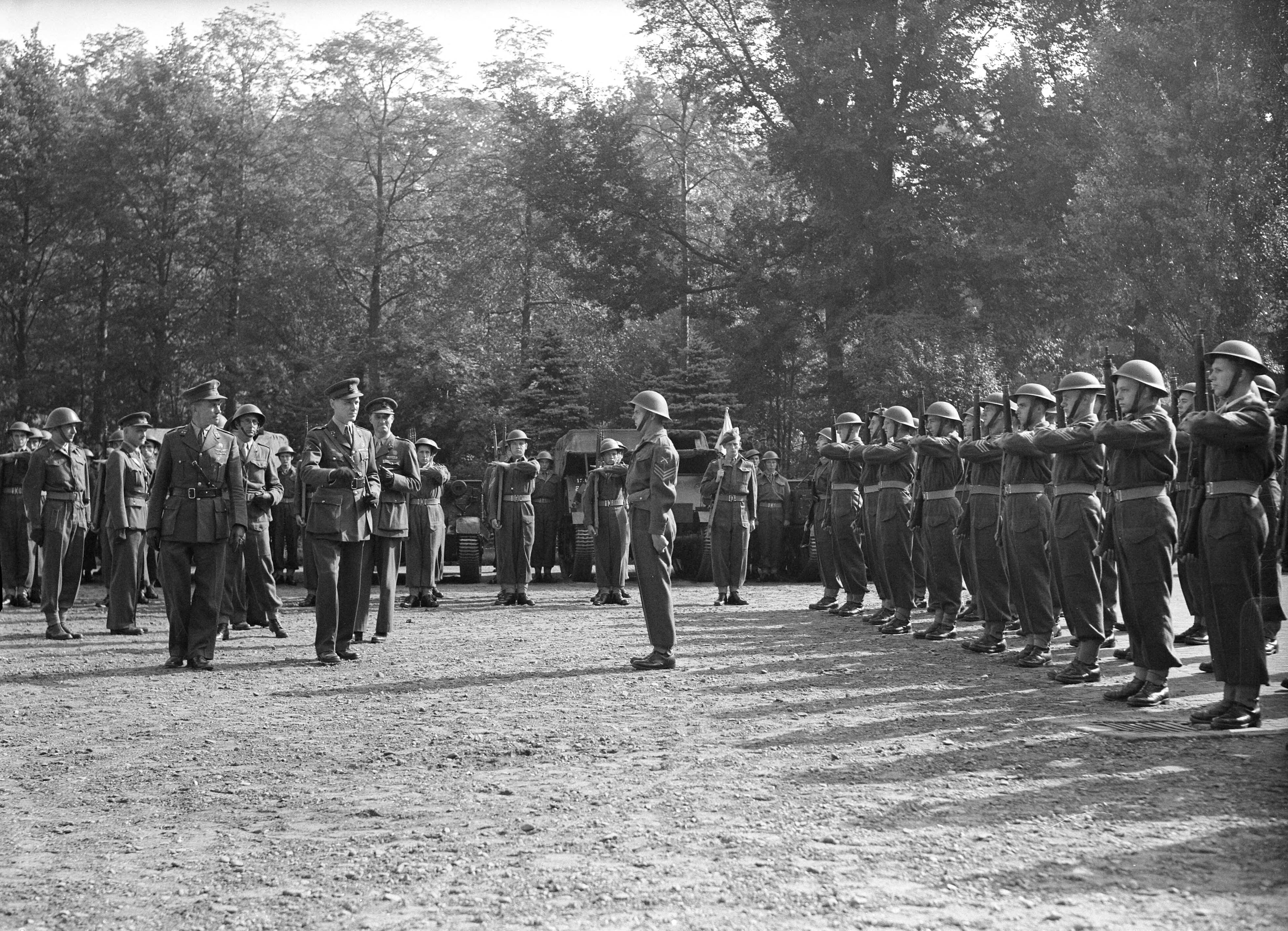 Fotocollectie Anefo — Afscheidsparade opleidingscursus Reserve-officieren Breda. Een kolonel inspecteert de troepen — Foto: Wisman, Bram / Anefo. Licentie: Set B: Rechtenvrij / Publiek Domein. Bron: Nationaal Archief. http://hdl.handle.net/10648/a8acfef8-d0b4-102d-bcf8-003048976d84