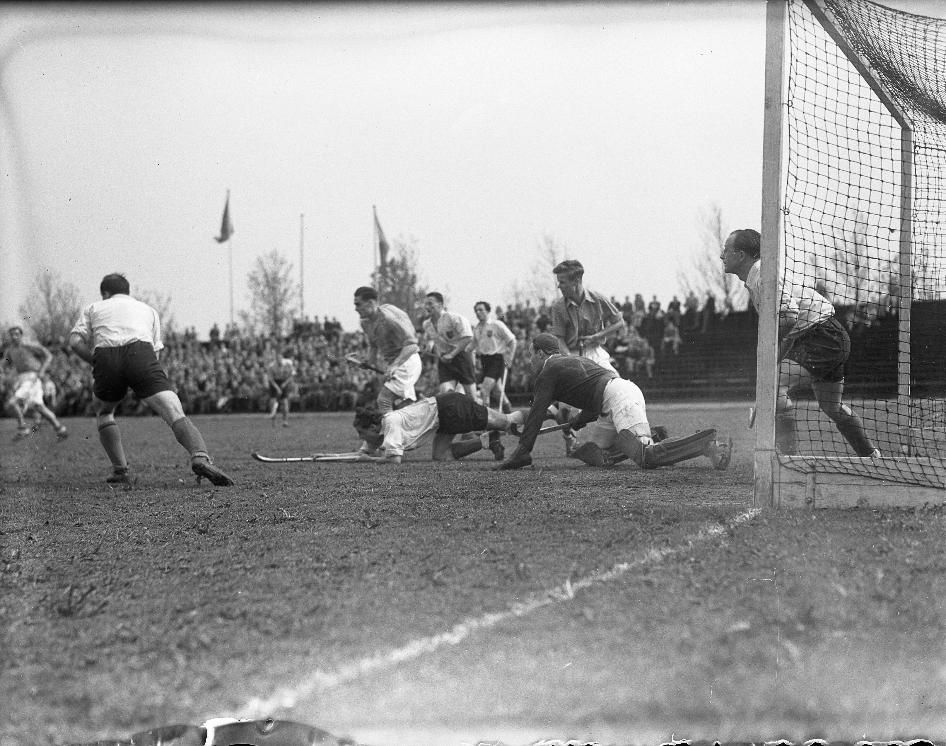 Fotocollectie Anefo — Hockey. Nederland tegen Belgie 1-0 — Foto: Noske, J.D. / Anefo. Licentie: Set B: Rechtenvrij / Publiek Domein. Bron: Nationaal Archief. http://hdl.handle.net/10648/a8a7f1d8-d0b4-102d-bcf8-003048976d84