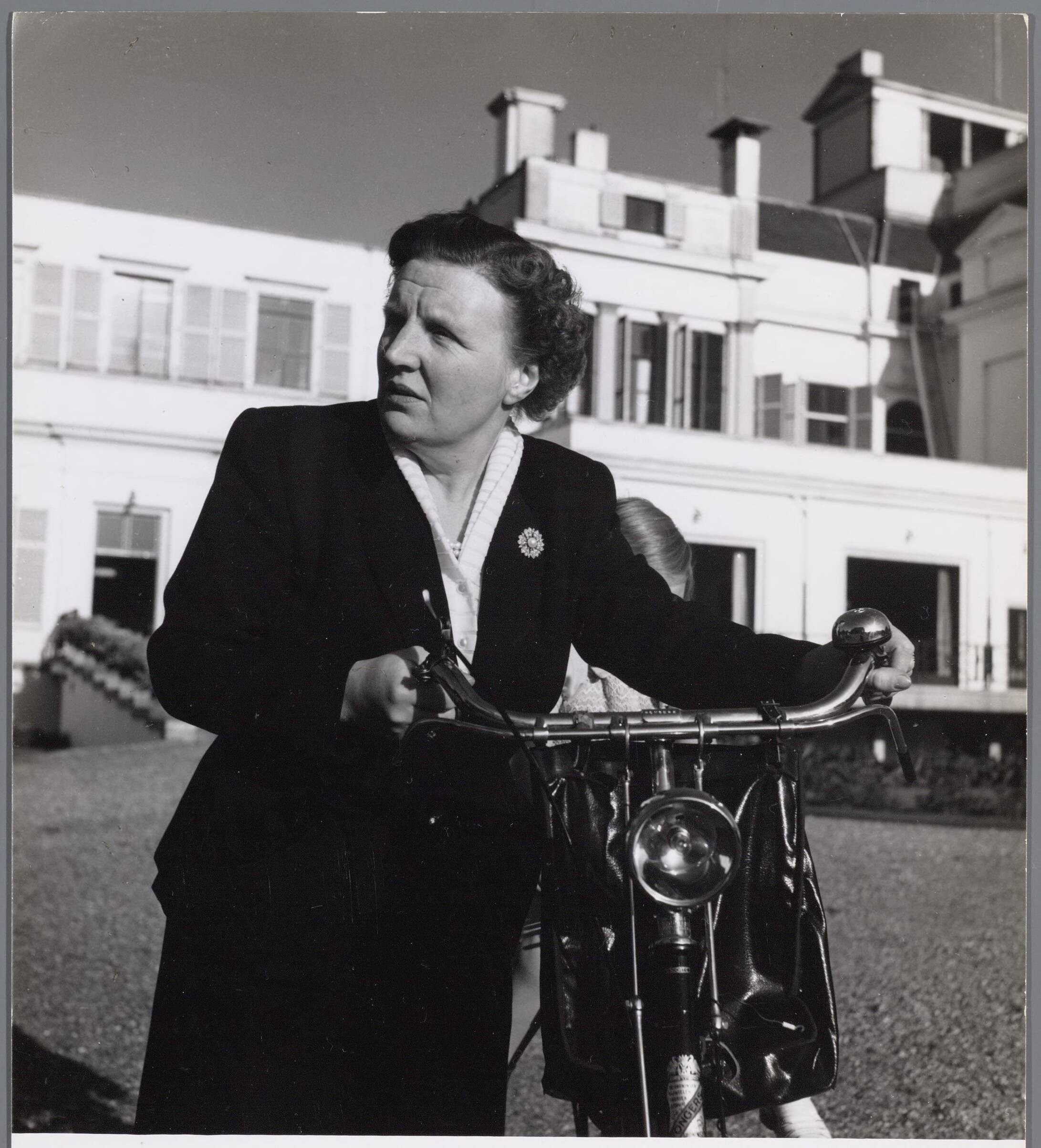 Fotocollectie RVD / Koninklijk Huis — Koningin Juliana met de fiets bij Paleis Soestdijk — Foto: Onbekend / RVD. Licentie: Set B: Rechtenvrij / Publiek Domein. Bron: Nationaal Archief. http://hdl.handle.net/10648/afac4c72-d0b4-102d-bcf8-003048976d84