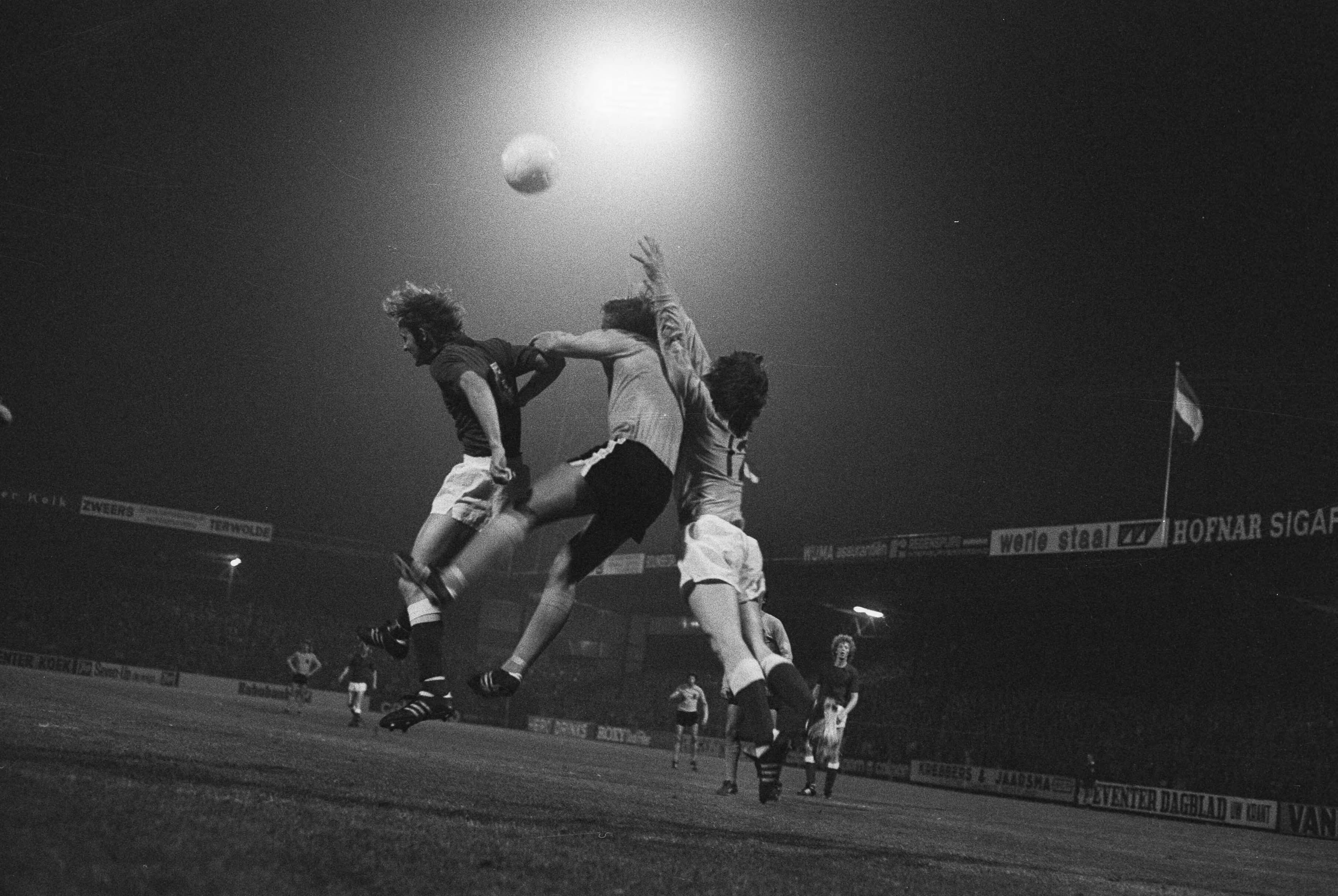 Fotocollectie Anefo — IJsland tegen Nederland 1-8 te Deventer, Neeskens scoort — Foto: Verhoeff, Bert / Anefo. Licentie: Set B: Rechtenvrij / Publiek Domein. Bron: Nationaal Archief. http://hdl.handle.net/10648/ac3572d0-d0b4-102d-bcf8-003048976d84