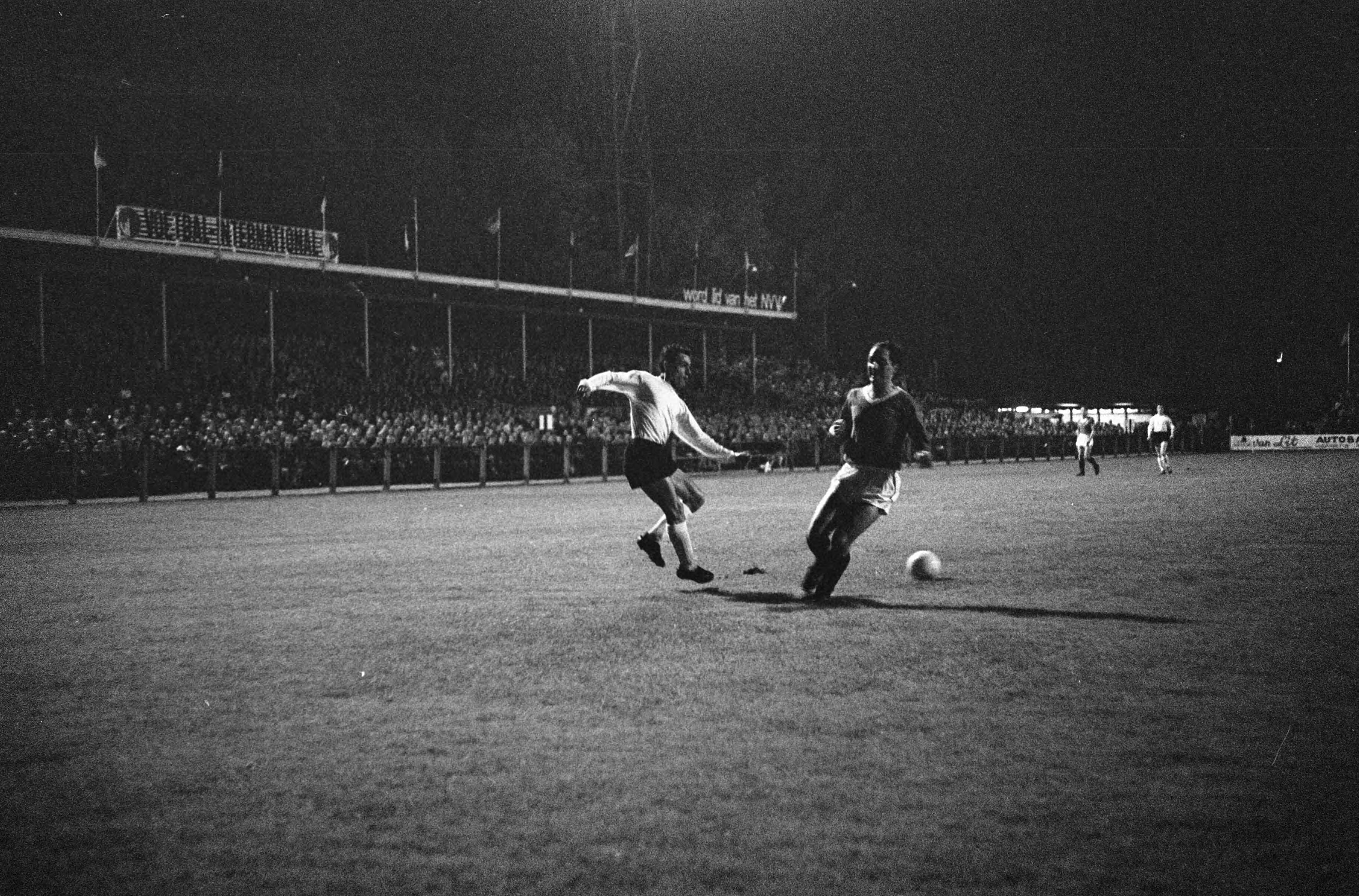 Fotocollectie Anefo — Voetbal. Nederland-B tegen Luxemburg 3-0. Spelmoment [Chris Coenen, links?] — Foto: Koch, Eric / Anefo. Licentie: Set B: Rechtenvrij / Publiek Domein. Bron: Nationaal Archief. http://hdl.handle.net/10648/aac2a800-d0b4-102d-bcf8-003048976d84