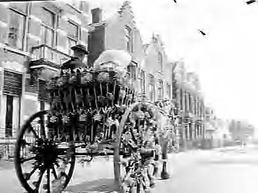 Fotocollectie Anefo — Ringrijdag in sjeesjes in Middelburg — Foto: Noske, J.D. / Anefo. Licentie: Set B: Rechtenvrij / Publiek Domein. Bron: Nationaal Archief. http://hdl.handle.net/10648/a9815b08-d0b4-102d-bcf8-003048976d84