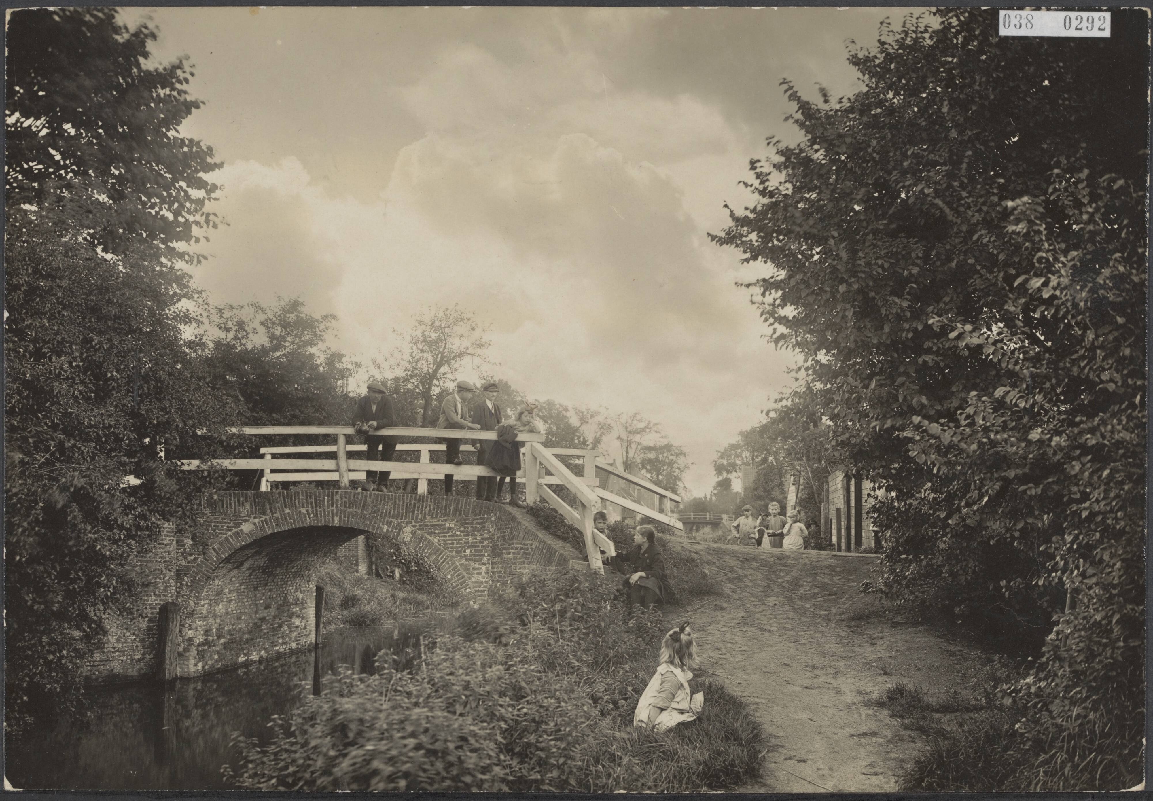 Fotocollectie Elsevier Binnenland — Kerklaan met bruggetje te Heemstede — Foto: Favier, Adriaan. Licentie: Set B: Rechtenvrij / Publiek Domein. Bron: Nationaal Archief. http://hdl.handle.net/10648/adf11cdc-d0b4-102d-bcf8-003048976d84