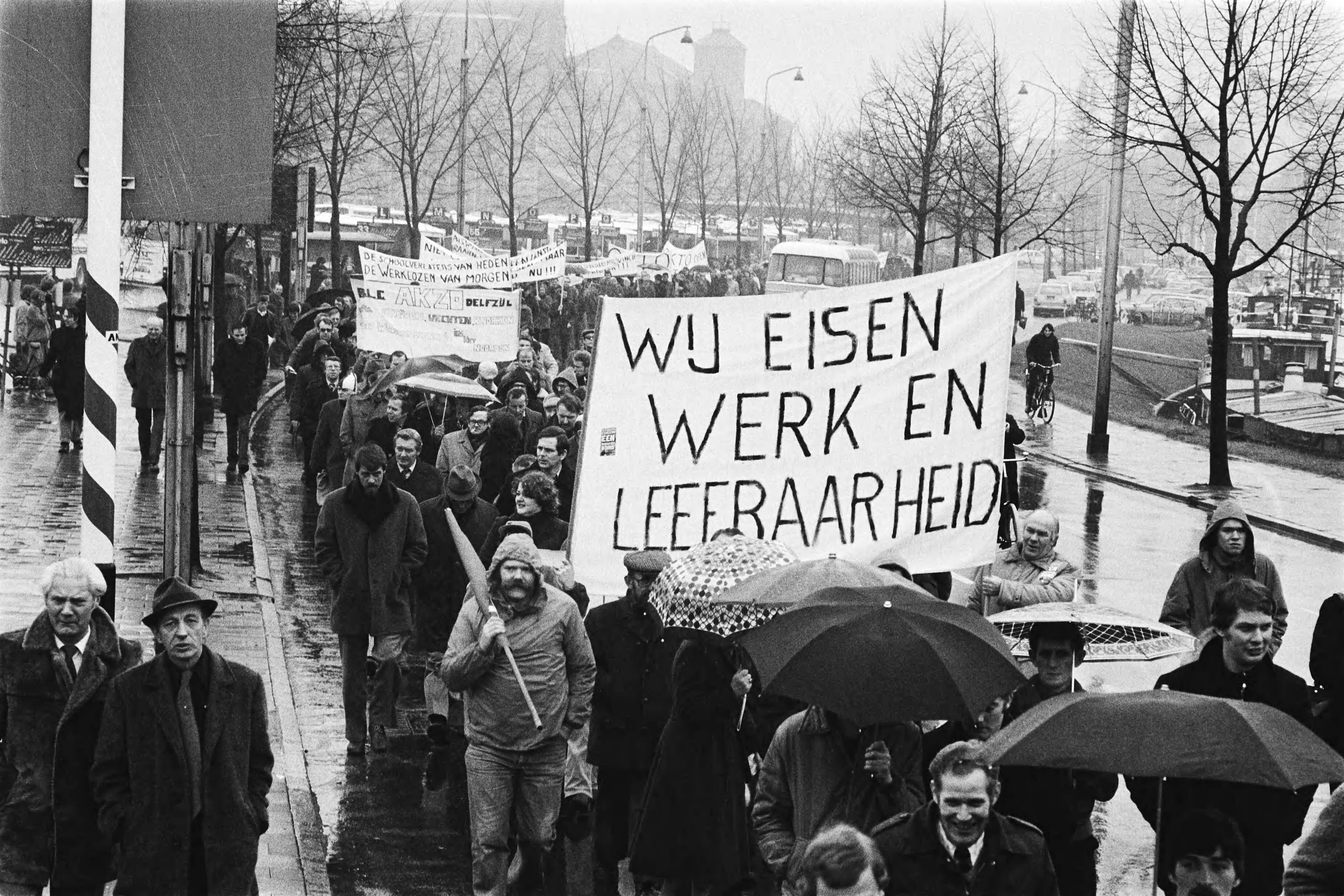 Fotocollectie Anefo — Demonstratie in Groningen voor werkgelegenheid in het Noorden des lands; demonstranten onderweg — Foto: Suyk, Koen / Anefo. Licentie: Set B: Rechtenvrij / Publiek Domein. Bron: Nationaal Archief. http://hdl.handle.net/10648/acd9b7a0-d0b4-102d-bcf8-003048976d84