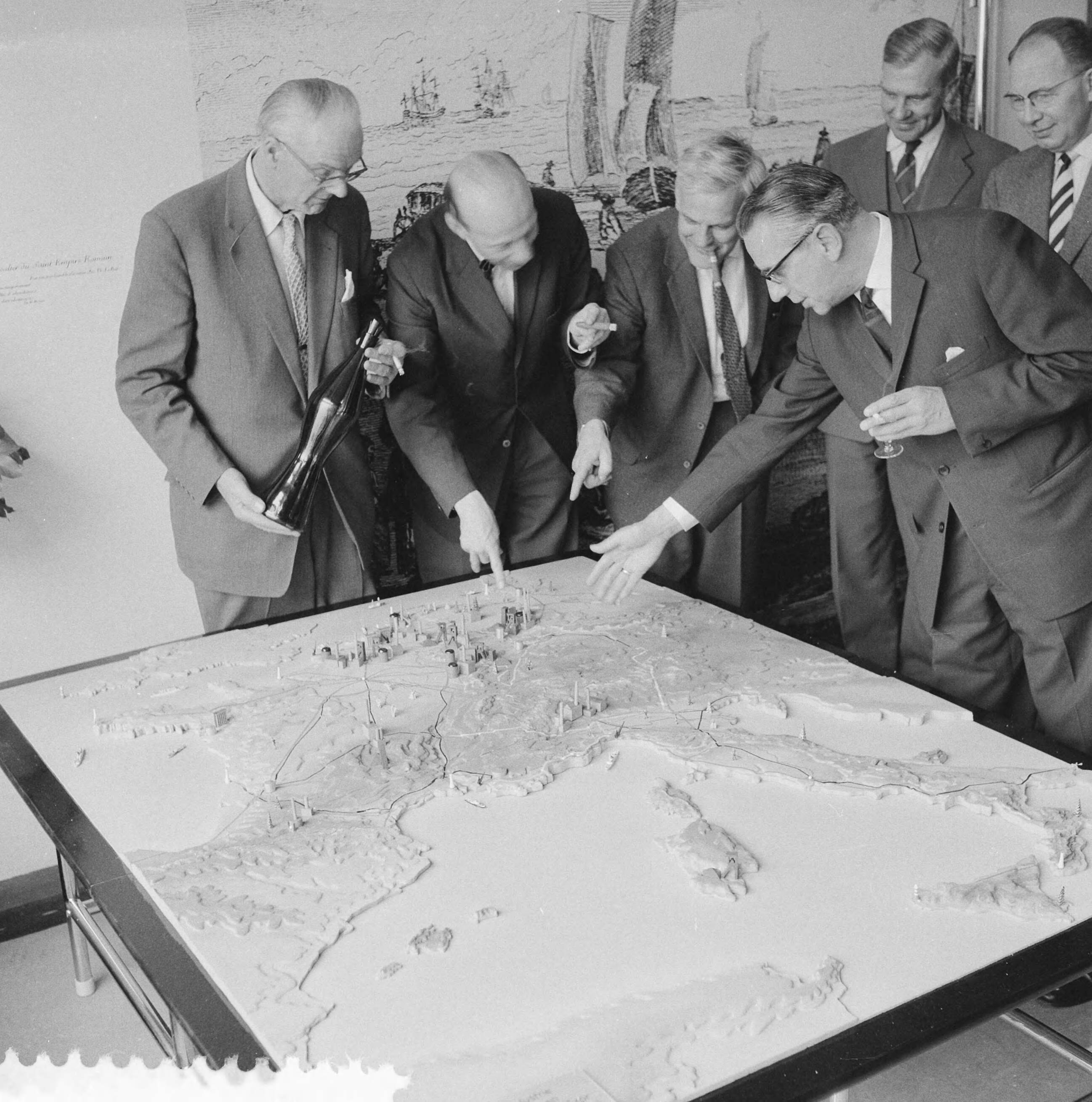 Fotocollectie Anefo — Reizende schooltentoonstelling in Den Haag — Foto: Behrens, Herbert F. / Anefo. Licentie: Set B: Rechtenvrij / Publiek Domein. Bron: Nationaal Archief. http://hdl.handle.net/10648/a9ae8a7e-d0b4-102d-bcf8-003048976d84
