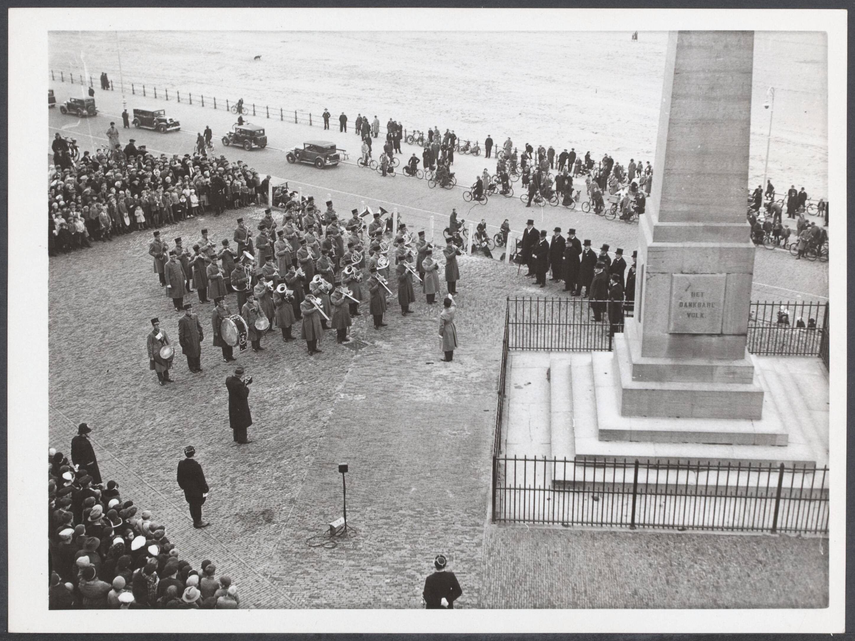 Koninklijke Militaire Kapel - Nederland — [de kapel speelt bij de Gedenknaald Scheveningen] — Foto: Onbekend / Publiek Domein of Rechtenvrij. Licentie: Set B: Rechtenvrij / Publiek Domein. Bron: Nationaal Archief. http://hdl.handle.net/10648/d0aa0694-6394-aa47-90be-886c05c556b0