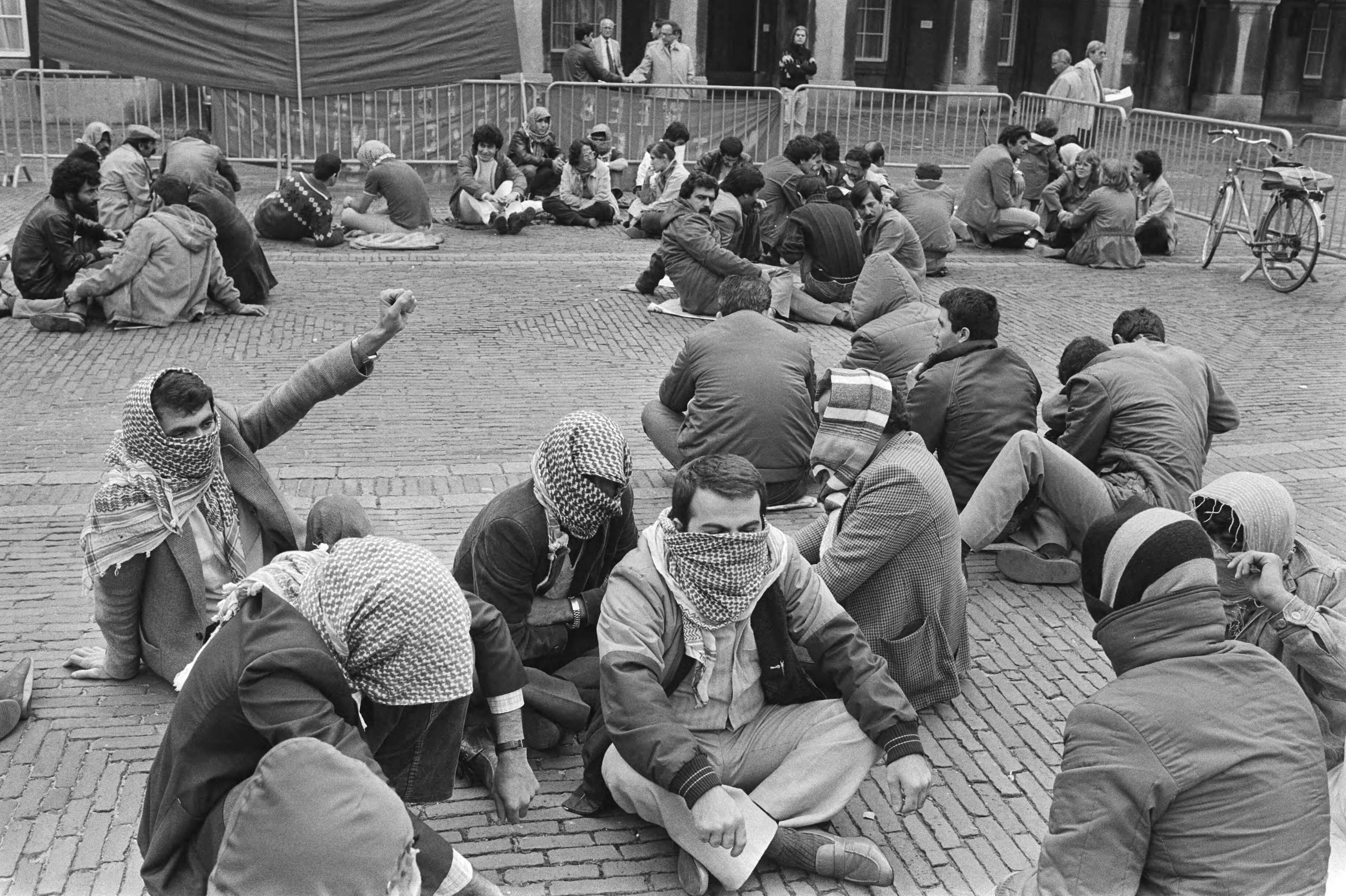 Den Haag , zittende demonstratie op Binnenhof van Koerden uit solidariteit hongerstaking 2000 politieke gevangenen — betogingen|politieke gevangenen|mensenrechten|Koerden|Den Haag|Zuid-Holland — Foto: Antonisse, Marcel / Anefo. Licentie: Set B: Rechtenvrij / Publiek Domein. Bron: Nationaal Archief. http://hdl.handle.net/10648/ad2e2506-d0b4-102d-bcf8-003048976d84