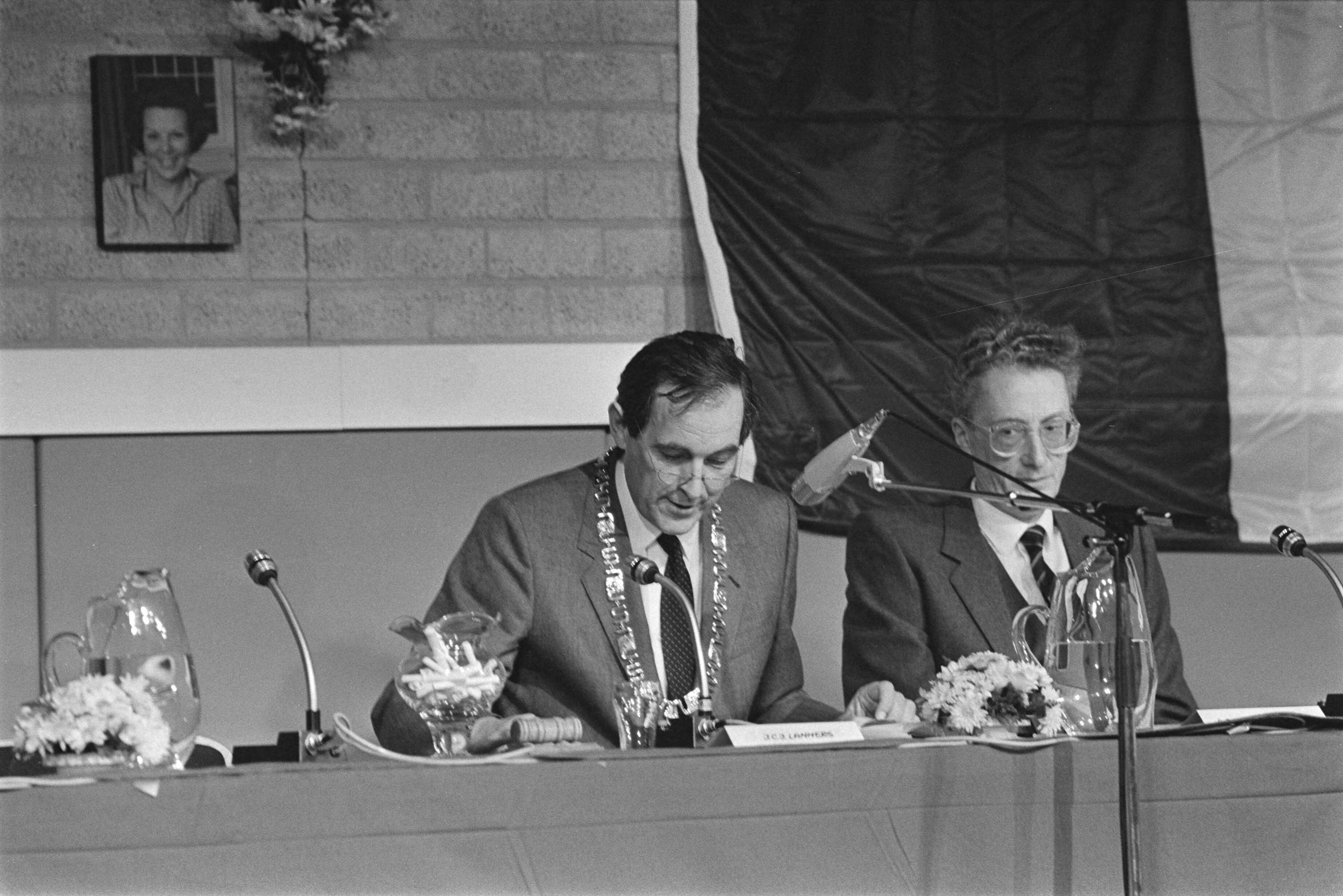Fotocollectie Anefo — Installatie burgemeester en gemeenteraden Almere en Zeewolde (in Almere werden de 2 raadsleden van CP nog niet geinstalleerd); burgemeester Lammers — Foto: Croes, Rob C. / Anefo. Licentie: Set B: Rechtenvrij / Publiek Domein. Bron: Nationaal Archief. http://hdl.handle.net/10648/ad32d362-d0b4-102d-bcf8-003048976d84