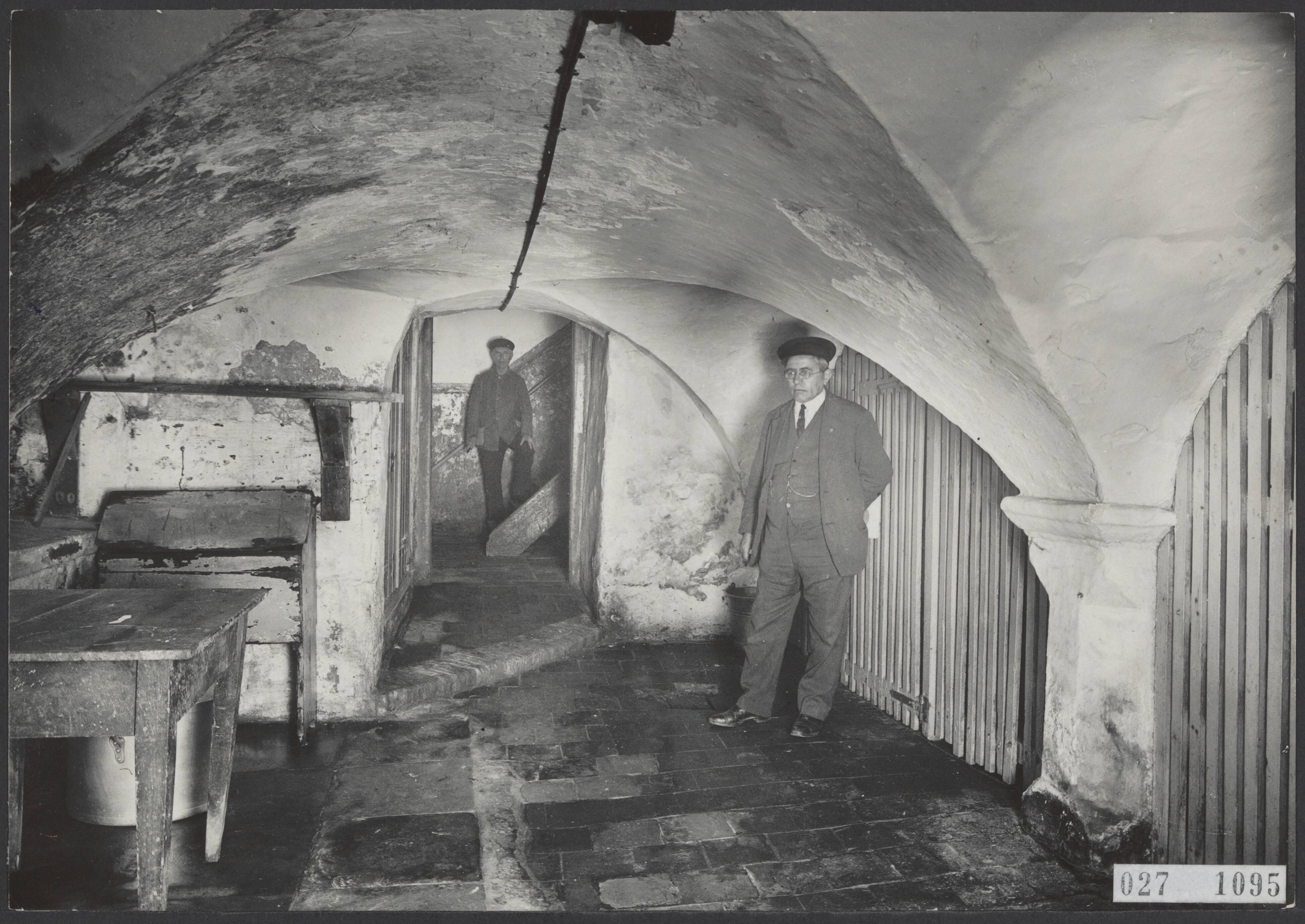 Fotocollectie Elsevier Binnenland — Een der kelders van het Diaconiehuis te Leeuwarden — Foto: Onbekend / Publiek Domein of Rechtenvrij. Licentie: Set B: Rechtenvrij / Publiek Domein. Bron: Nationaal Archief. http://hdl.handle.net/10648/addb9b82-d0b4-102d-bcf8-003048976d84