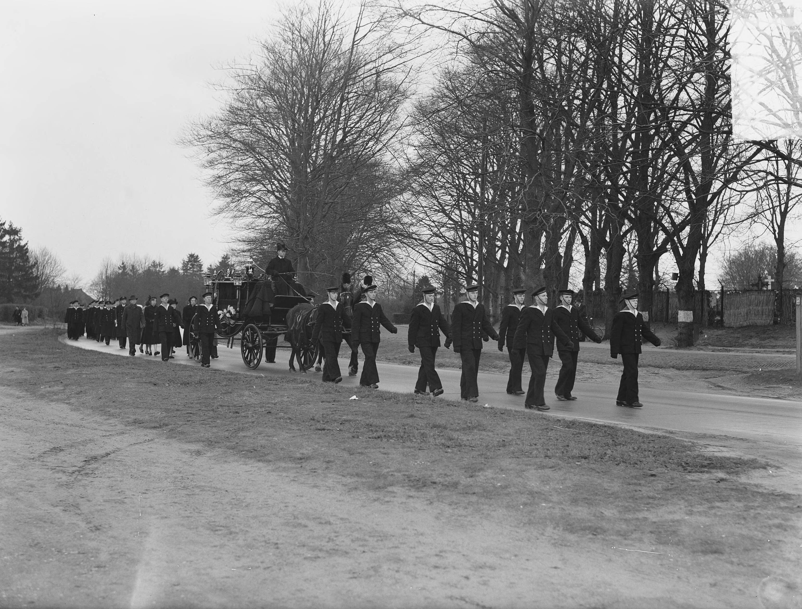 Begrafenis MOC Hilversum — Begrafenis MOC Hilversum. E. Klaasse — Foto: Pot, Harry / Anefo. Licentie: Set B: Rechtenvrij / Publiek Domein. Bron: Nationaal Archief. http://hdl.handle.net/10648/a8e6901e-d0b4-102d-bcf8-003048976d84